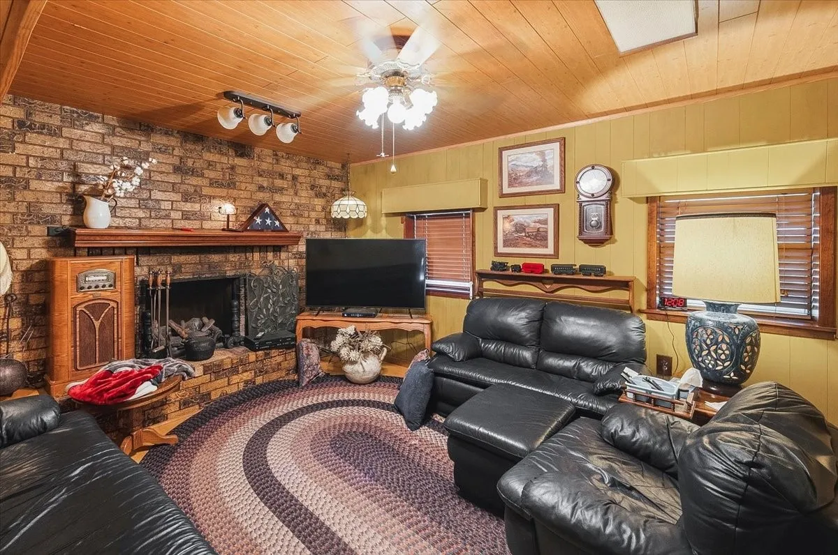 Single Family Residence For Sale in Eastland County , 6221 Highway 8, Desdemona, Texas 76445, 4 Bedroom, 3 Bathroom, 3 Garage spaces, 2,551 Sqft, built in 1980, mls#21363501, Real Estate Agent in Desdemona, Homes For Sale in Eastland county, Homes For Sale in Desdemona, Realtor in Desdemona Texas, Real Estate Brokerage Independent Realty Texas, Luminita Cordes Realtor