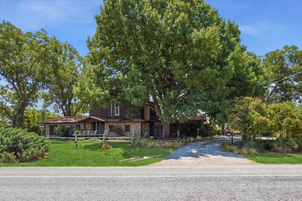 Single Family Residence For Sale in Eastland County , 6221 Highway 8, Desdemona, Texas 76445, 4 Bedroom, 3 Bathroom, 3 Garage spaces, 2,551 Sqft, built in 1980, mls#21363501, Real Estate Agent in Desdemona, Homes For Sale in Eastland county, Homes For Sale in Desdemona, Realtor in Desdemona Texas, Real Estate Brokerage Independent Realty Texas, Luminita Cordes Realtor