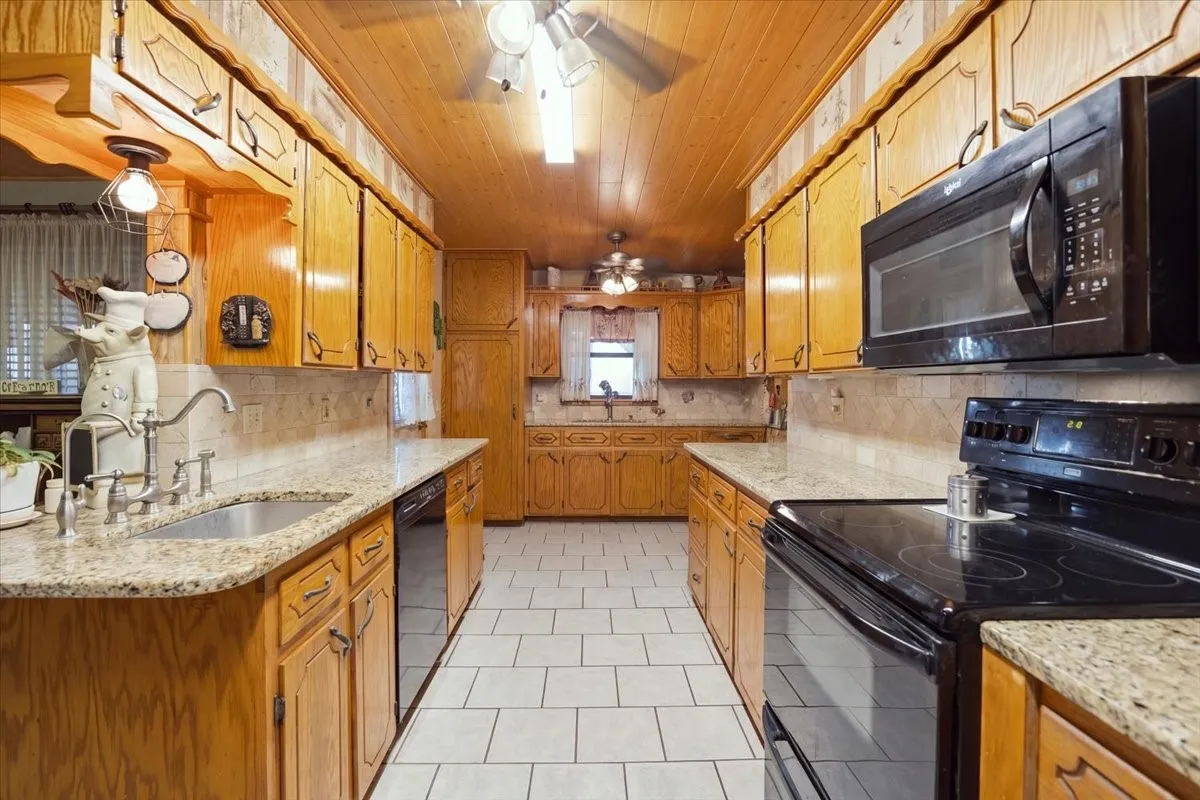 Single Family Residence For Sale in Eastland County , 6221 Highway 8, Desdemona, Texas 76445, 4 Bedroom, 3 Bathroom, 3 Garage spaces, 2,551 Sqft, built in 1980, mls#21363501, Real Estate Agent in Desdemona, Homes For Sale in Eastland county, Homes For Sale in Desdemona, Realtor in Desdemona Texas, Real Estate Brokerage Independent Realty Texas, Luminita Cordes Realtor