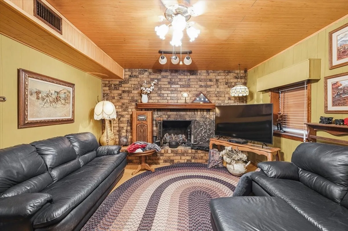 Single Family Residence For Sale in Eastland County , 6221 Highway 8, Desdemona, Texas 76445, 4 Bedroom, 3 Bathroom, 3 Garage spaces, 2,551 Sqft, built in 1980, mls#21363501, Real Estate Agent in Desdemona, Homes For Sale in Eastland county, Homes For Sale in Desdemona, Realtor in Desdemona Texas, Real Estate Brokerage Independent Realty Texas, Luminita Cordes Realtor
