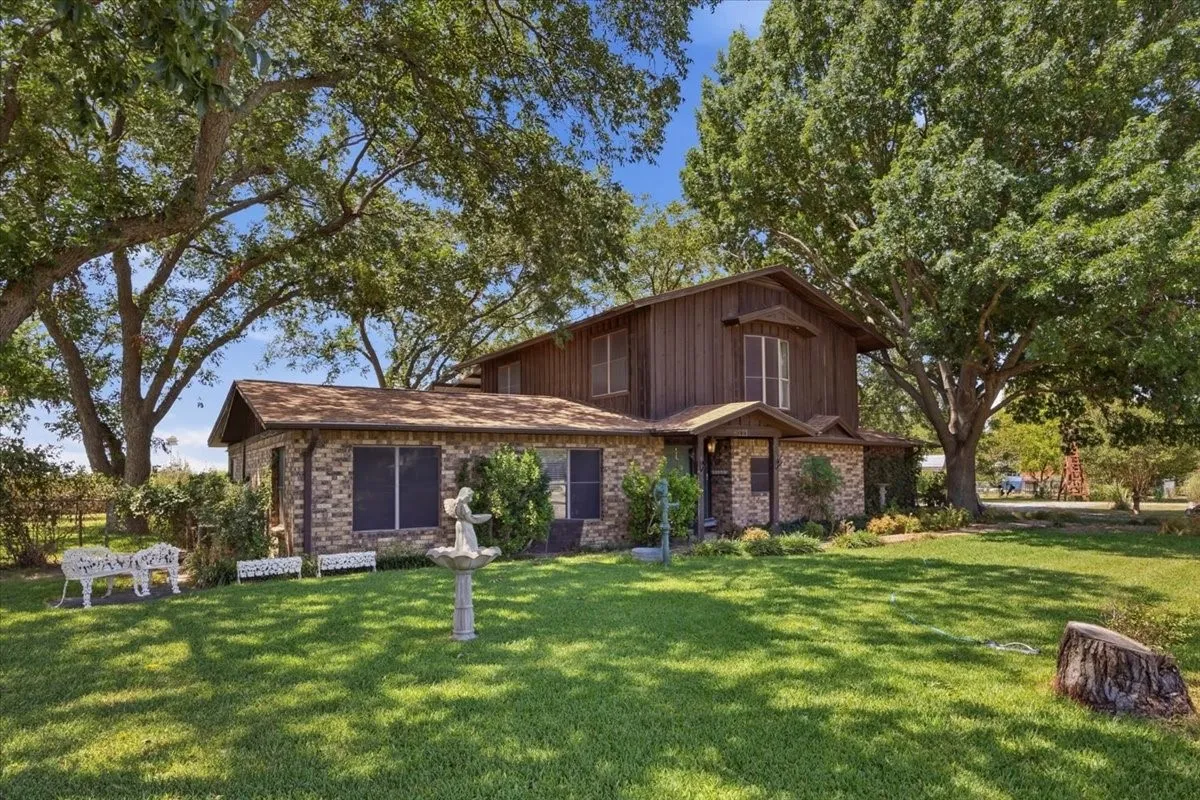 Single Family Residence For Sale in Eastland County , 6221 Highway 8, Desdemona, Texas 76445, 4 Bedroom, 3 Bathroom, 3 Garage spaces, 2,551 Sqft, built in 1980, mls#21363501, Real Estate Agent in Desdemona, Homes For Sale in Eastland county, Homes For Sale in Desdemona, Realtor in Desdemona Texas, Real Estate Brokerage Independent Realty Texas, Luminita Cordes Realtor