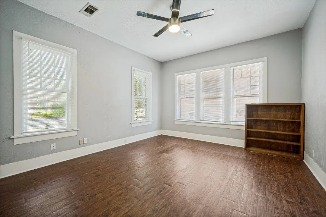 Duplex For Rent in Denton County , 904 W Hickory Street B, Denton, Texas 76201, 2 Bedroom, 1 Bathroom, Garage spaces, 950 Sqft, built in 1963, mls#21363138, Real Estate Agent in Denton, Homes For Rent in Denton county, Homes For Rent in Denton, Realtor in Denton Texas, Real Estate Brokerage Independent Realty Texas, Luminita Cordes Realtor