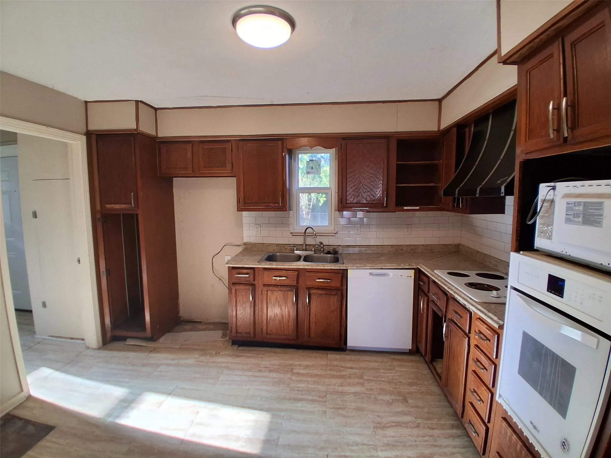 Single Family Residence For Sale in Dallas County , 2133 Glenfield Avenue, Dallas, Texas 75224, 2 Bedroom, 2 Bathroom, Garage spaces, 1,066 Sqft, built in 1949, mls#21363177, Real Estate Agent in Dallas, Homes For Sale in Dallas county, Homes For Sale in Dallas, Realtor in Dallas Texas, Real Estate Brokerage Independent Realty Texas, Luminita Cordes Realtor