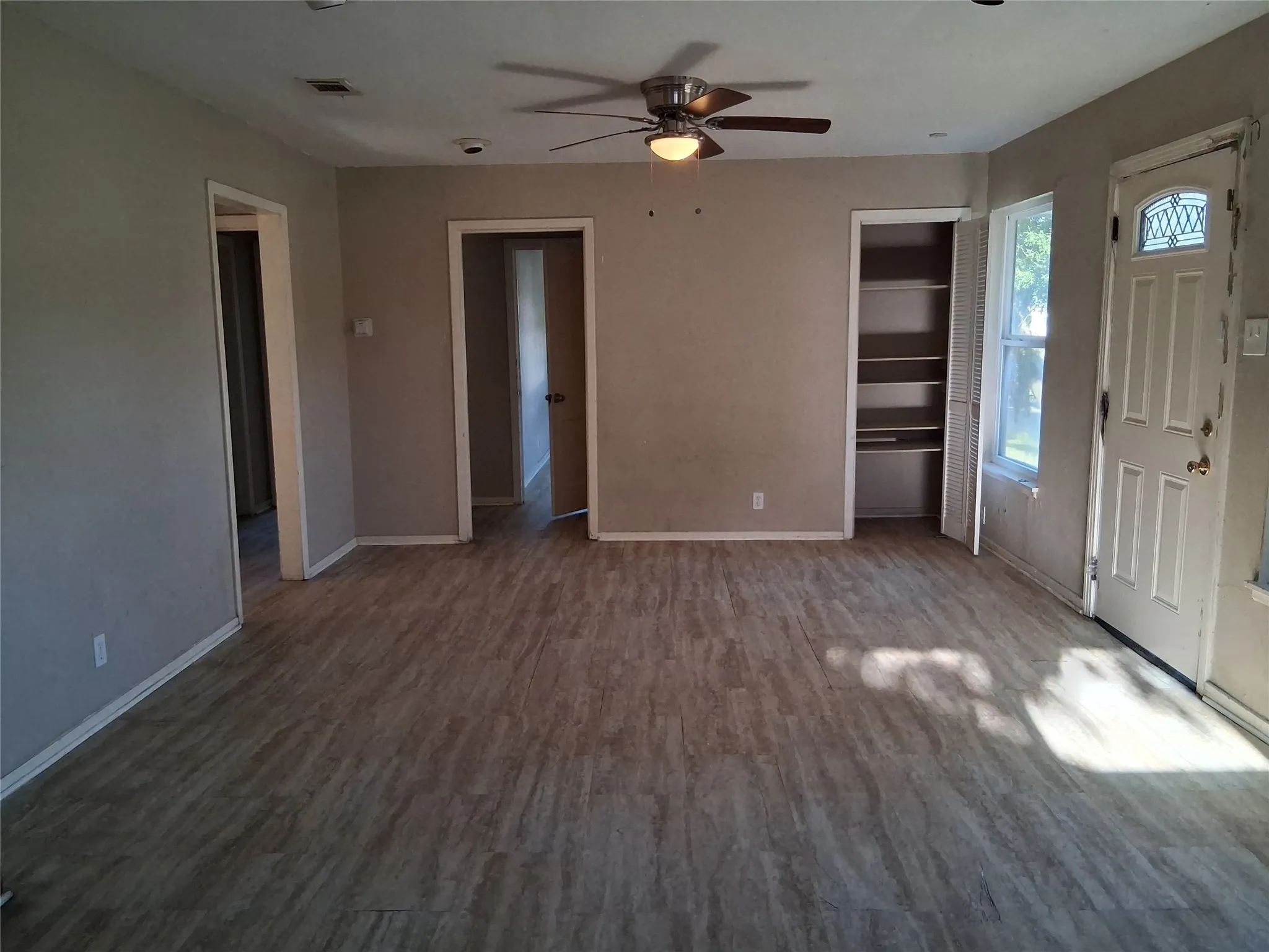 Single Family Residence For Sale in Dallas County , 2133 Glenfield Avenue, Dallas, Texas 75224, 2 Bedroom, 2 Bathroom, Garage spaces, 1,066 Sqft, built in 1949, mls#21363177, Real Estate Agent in Dallas, Homes For Sale in Dallas county, Homes For Sale in Dallas, Realtor in Dallas Texas, Real Estate Brokerage Independent Realty Texas, Luminita Cordes Realtor