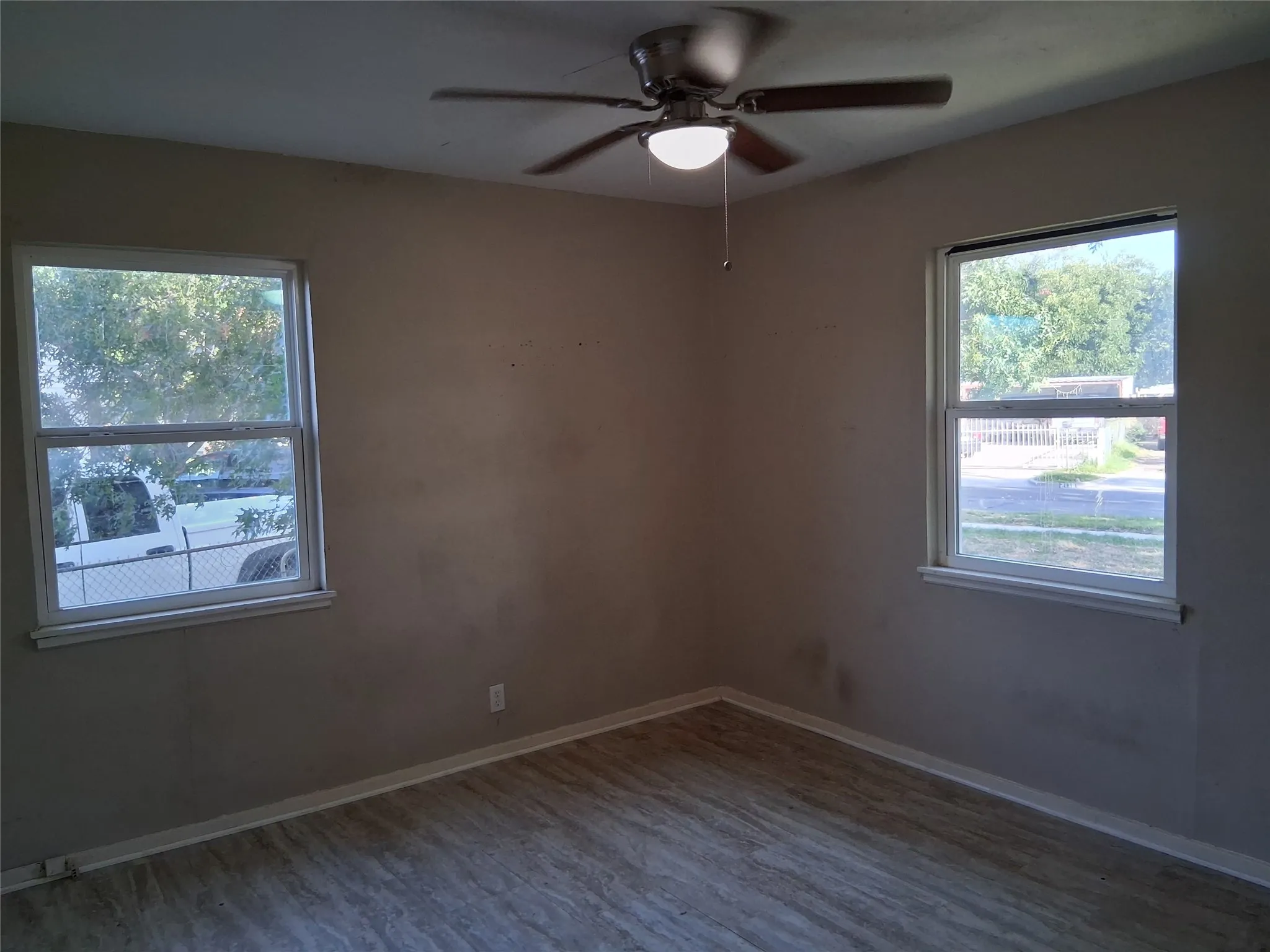 Single Family Residence For Sale in Dallas County , 2133 Glenfield Avenue, Dallas, Texas 75224, 2 Bedroom, 2 Bathroom, Garage spaces, 1,066 Sqft, built in 1949, mls#21363177, Real Estate Agent in Dallas, Homes For Sale in Dallas county, Homes For Sale in Dallas, Realtor in Dallas Texas, Real Estate Brokerage Independent Realty Texas, Luminita Cordes Realtor