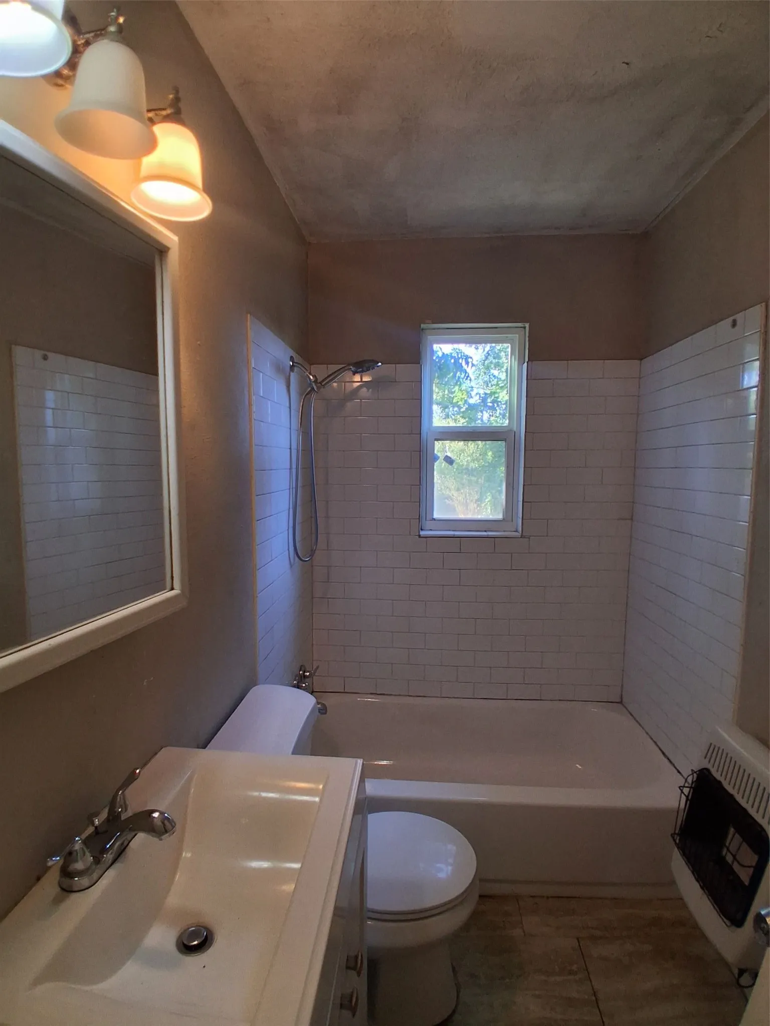 Single Family Residence For Sale in Dallas County , 2133 Glenfield Avenue, Dallas, Texas 75224, 2 Bedroom, 2 Bathroom, Garage spaces, 1,066 Sqft, built in 1949, mls#21363177, Real Estate Agent in Dallas, Homes For Sale in Dallas county, Homes For Sale in Dallas, Realtor in Dallas Texas, Real Estate Brokerage Independent Realty Texas, Luminita Cordes Realtor