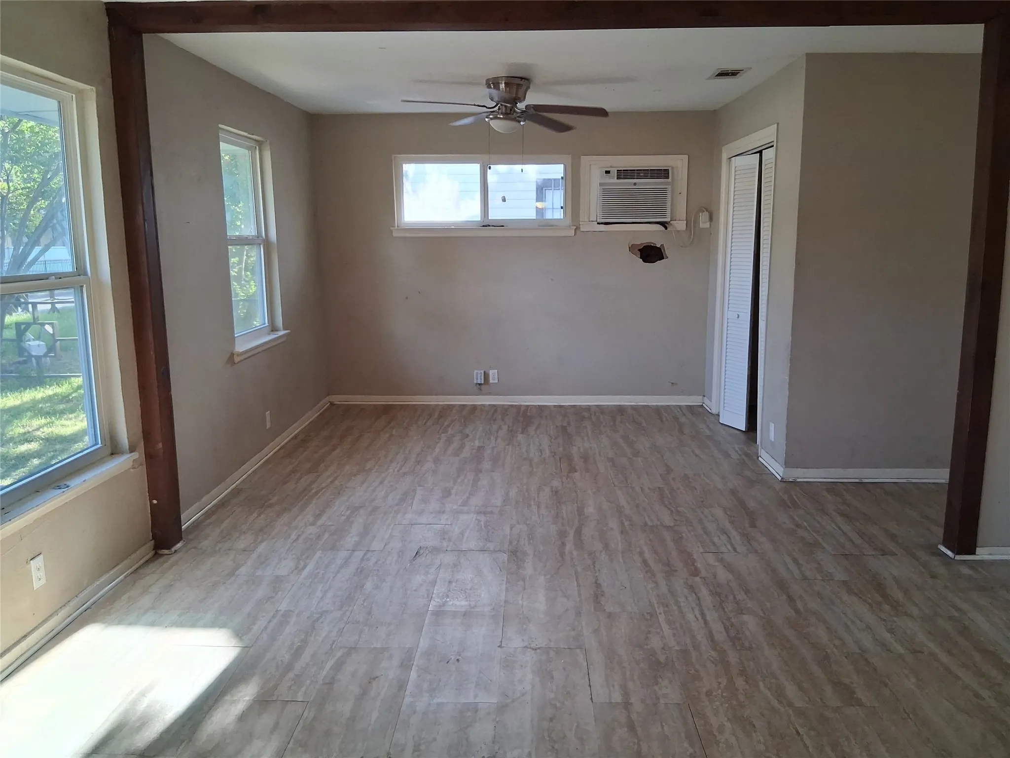 Single Family Residence For Sale in Dallas County , 2133 Glenfield Avenue, Dallas, Texas 75224, 2 Bedroom, 2 Bathroom, Garage spaces, 1,066 Sqft, built in 1949, mls#21363177, Real Estate Agent in Dallas, Homes For Sale in Dallas county, Homes For Sale in Dallas, Realtor in Dallas Texas, Real Estate Brokerage Independent Realty Texas, Luminita Cordes Realtor