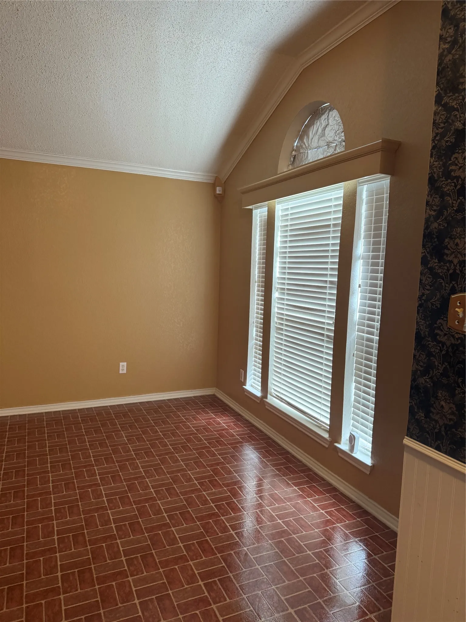 Single Family Residence For Sale in Tarrant County , 7309 Nohl Ranch Road, Fort Worth, Texas 76133, 3 Bedroom, 2 Bathroom, 2 Garage spaces, 1,903 Sqft, built in 1998, mls#21363524, Real Estate Agent in Fort Worth, Homes For Sale in Tarrant county, Homes For Sale in Fort Worth, Realtor in Fort Worth Texas, Real Estate Brokerage Independent Realty Texas, Luminita Cordes Realtor