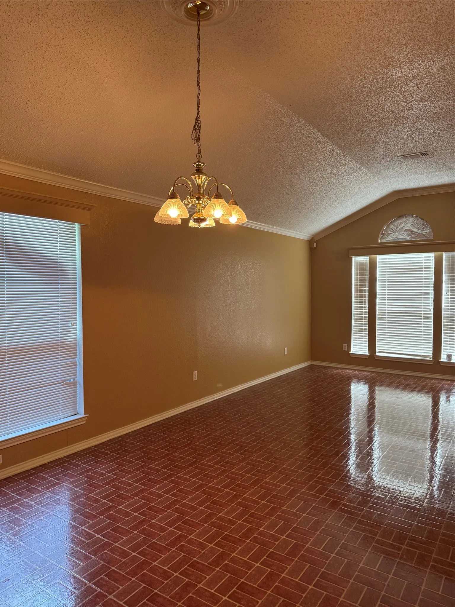 Single Family Residence For Sale in Tarrant County , 7309 Nohl Ranch Road, Fort Worth, Texas 76133, 3 Bedroom, 2 Bathroom, 2 Garage spaces, 1,903 Sqft, built in 1998, mls#21363524, Real Estate Agent in Fort Worth, Homes For Sale in Tarrant county, Homes For Sale in Fort Worth, Realtor in Fort Worth Texas, Real Estate Brokerage Independent Realty Texas, Luminita Cordes Realtor