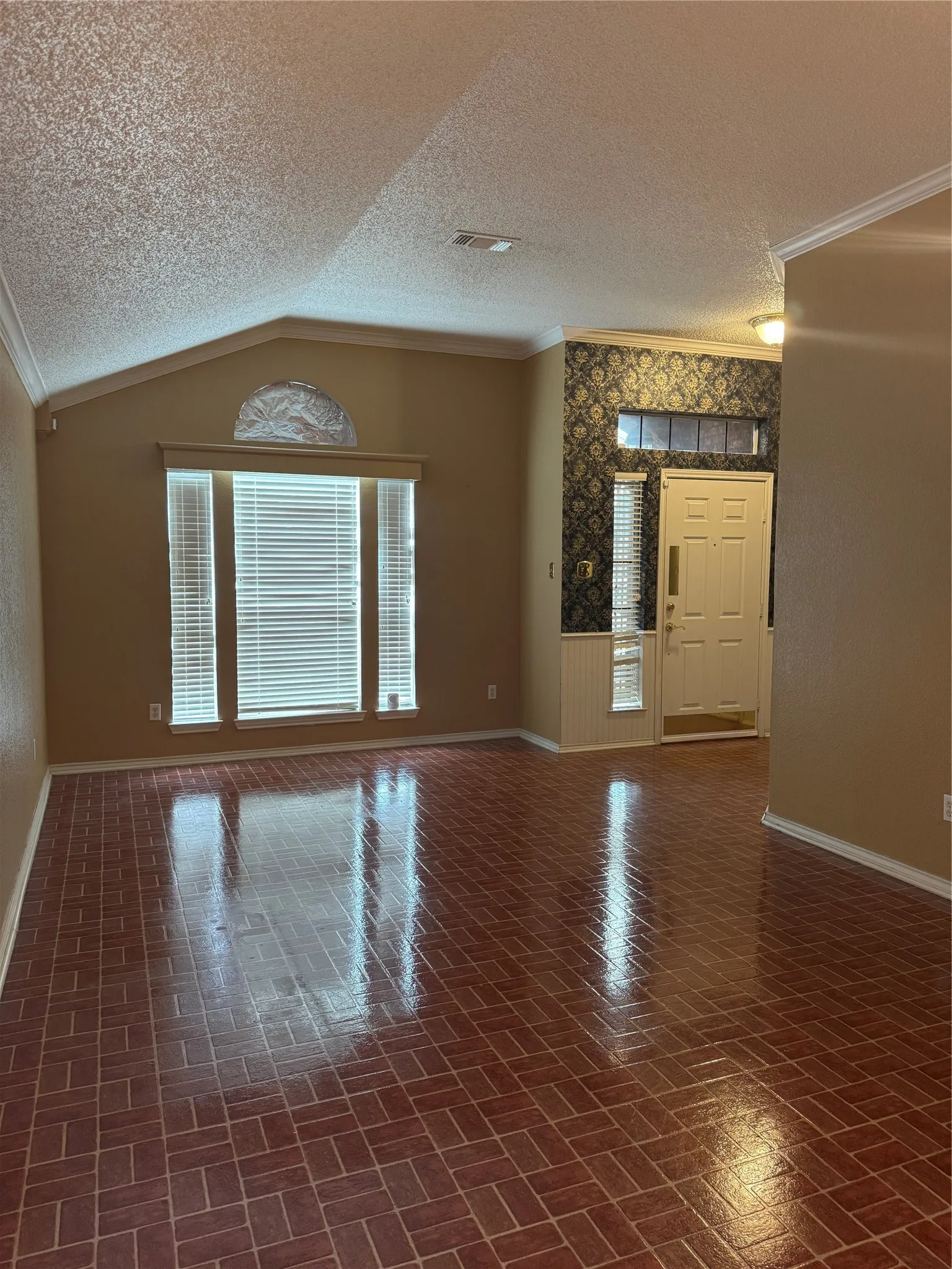 Single Family Residence For Sale in Tarrant County , 7309 Nohl Ranch Road, Fort Worth, Texas 76133, 3 Bedroom, 2 Bathroom, 2 Garage spaces, 1,903 Sqft, built in 1998, mls#21363524, Real Estate Agent in Fort Worth, Homes For Sale in Tarrant county, Homes For Sale in Fort Worth, Realtor in Fort Worth Texas, Real Estate Brokerage Independent Realty Texas, Luminita Cordes Realtor