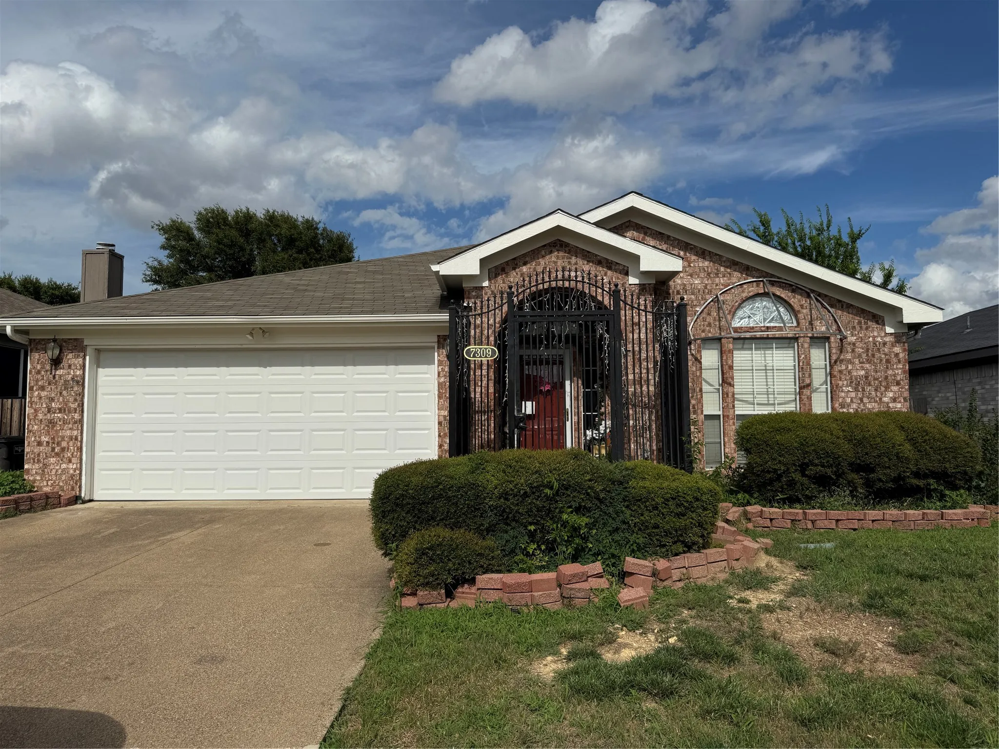 Single Family Residence For Sale in Tarrant County , 7309 Nohl Ranch Road, Fort Worth, Texas 76133, 3 Bedroom, 2 Bathroom, 2 Garage spaces, 1,903 Sqft, built in 1998, mls#21363524, Real Estate Agent in Fort Worth, Homes For Sale in Tarrant county, Homes For Sale in Fort Worth, Realtor in Fort Worth Texas, Real Estate Brokerage Independent Realty Texas, Luminita Cordes Realtor
