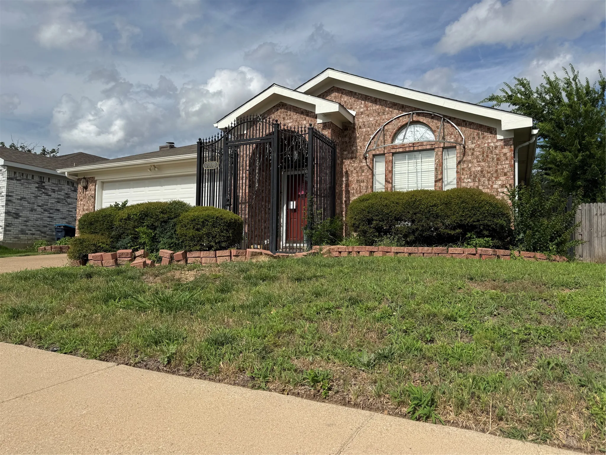 Single Family Residence For Sale in Tarrant County , 7309 Nohl Ranch Road, Fort Worth, Texas 76133, 3 Bedroom, 2 Bathroom, 2 Garage spaces, 1,903 Sqft, built in 1998, mls#21363524, Real Estate Agent in Fort Worth, Homes For Sale in Tarrant county, Homes For Sale in Fort Worth, Realtor in Fort Worth Texas, Real Estate Brokerage Independent Realty Texas, Luminita Cordes Realtor