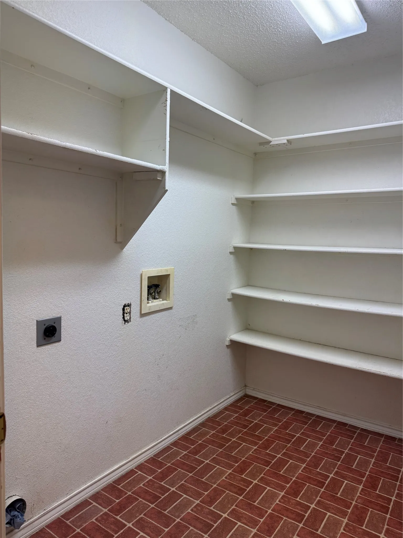 Single Family Residence For Sale in Tarrant County , 7309 Nohl Ranch Road, Fort Worth, Texas 76133, 3 Bedroom, 2 Bathroom, 2 Garage spaces, 1,903 Sqft, built in 1998, mls#21363524, Real Estate Agent in Fort Worth, Homes For Sale in Tarrant county, Homes For Sale in Fort Worth, Realtor in Fort Worth Texas, Real Estate Brokerage Independent Realty Texas, Luminita Cordes Realtor