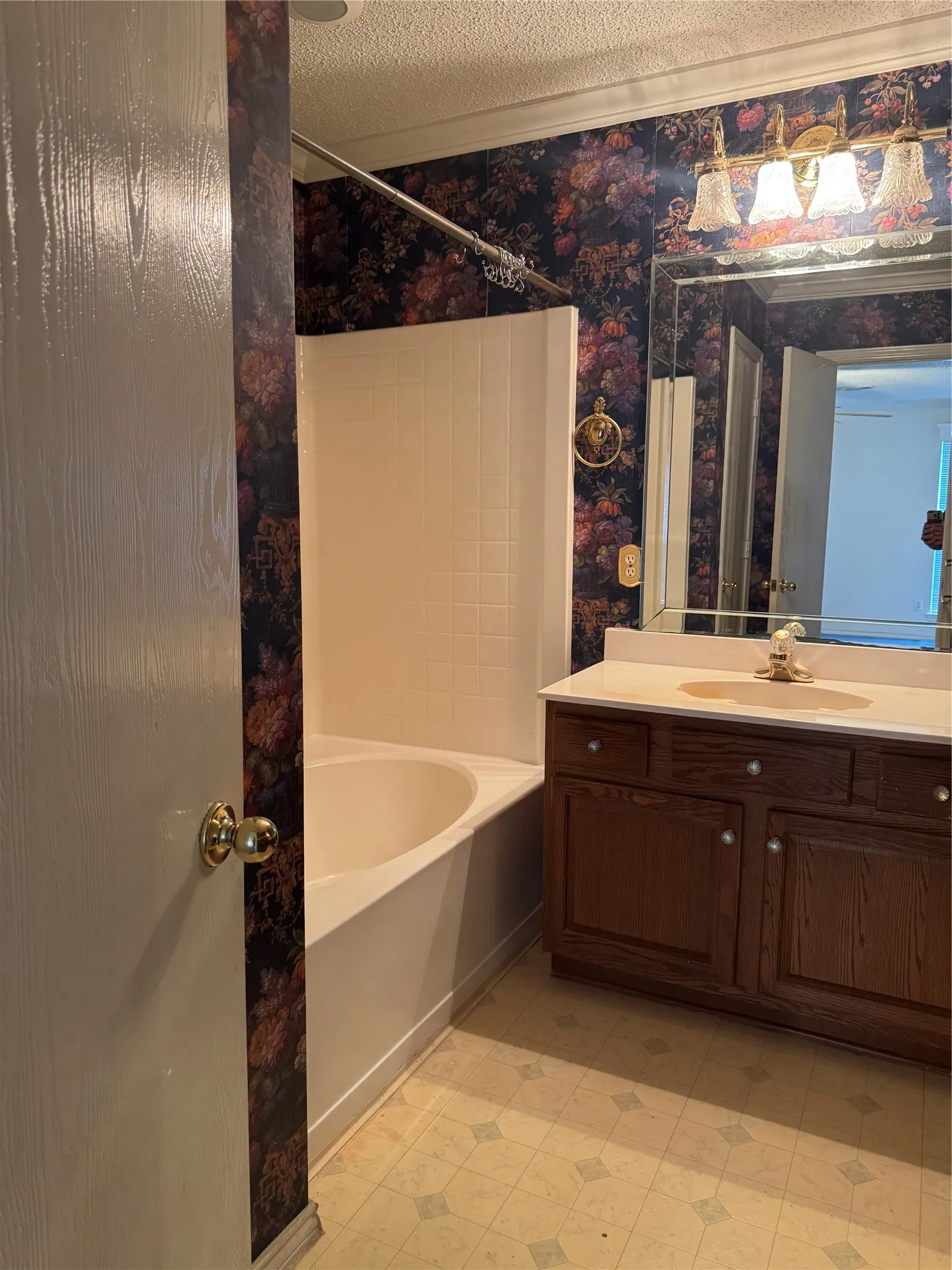 Single Family Residence For Sale in Tarrant County , 7309 Nohl Ranch Road, Fort Worth, Texas 76133, 3 Bedroom, 2 Bathroom, 2 Garage spaces, 1,903 Sqft, built in 1998, mls#21363524, Real Estate Agent in Fort Worth, Homes For Sale in Tarrant county, Homes For Sale in Fort Worth, Realtor in Fort Worth Texas, Real Estate Brokerage Independent Realty Texas, Luminita Cordes Realtor