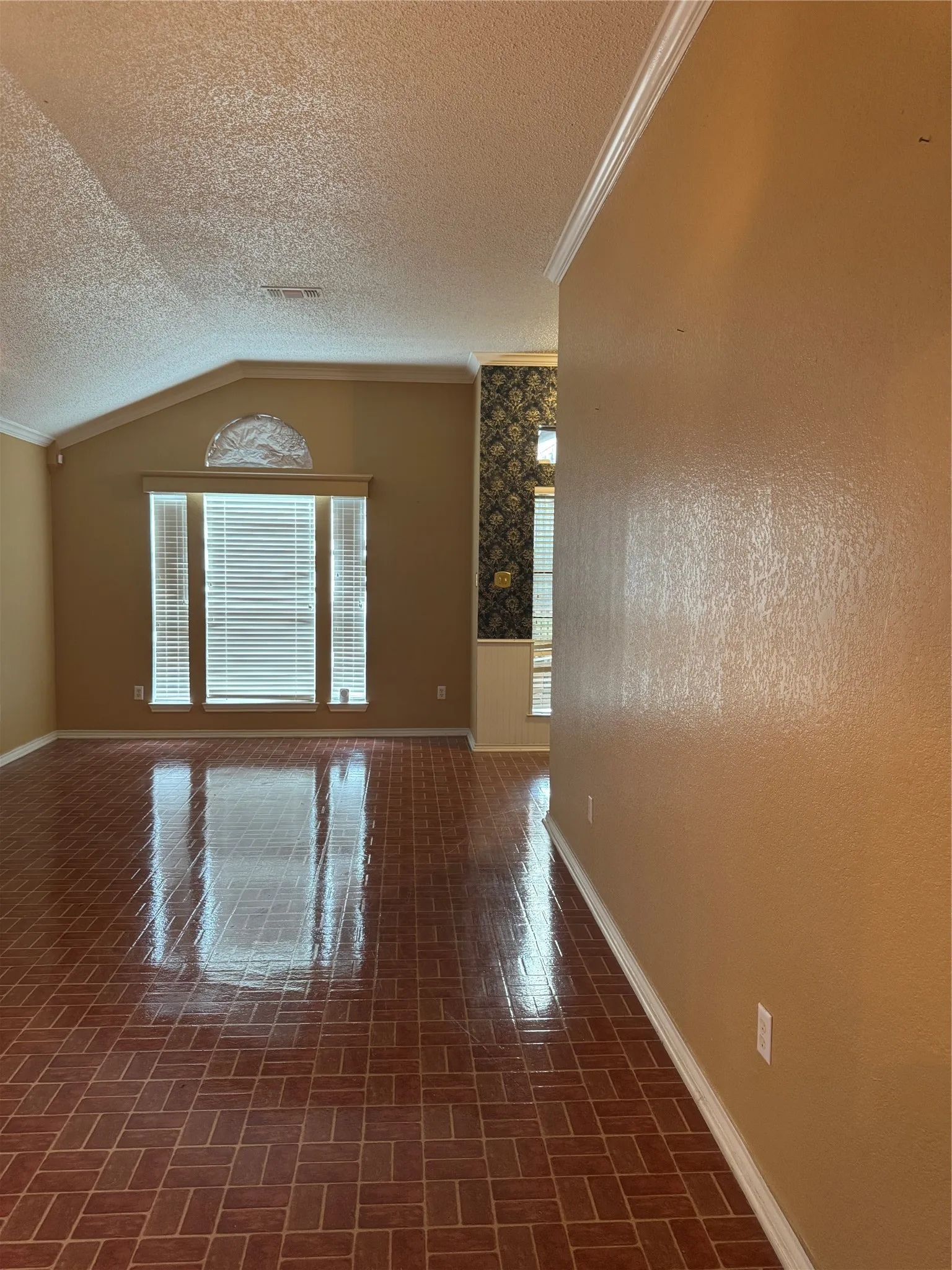 Single Family Residence For Sale in Tarrant County , 7309 Nohl Ranch Road, Fort Worth, Texas 76133, 3 Bedroom, 2 Bathroom, 2 Garage spaces, 1,903 Sqft, built in 1998, mls#21363524, Real Estate Agent in Fort Worth, Homes For Sale in Tarrant county, Homes For Sale in Fort Worth, Realtor in Fort Worth Texas, Real Estate Brokerage Independent Realty Texas, Luminita Cordes Realtor