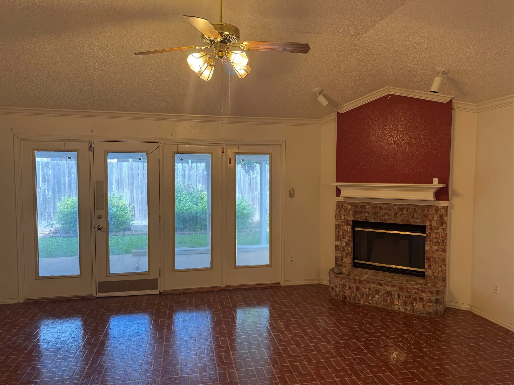 Single Family Residence For Sale in Tarrant County , 7309 Nohl Ranch Road, Fort Worth, Texas 76133, 3 Bedroom, 2 Bathroom, 2 Garage spaces, 1,903 Sqft, built in 1998, mls#21363524, Real Estate Agent in Fort Worth, Homes For Sale in Tarrant county, Homes For Sale in Fort Worth, Realtor in Fort Worth Texas, Real Estate Brokerage Independent Realty Texas, Luminita Cordes Realtor