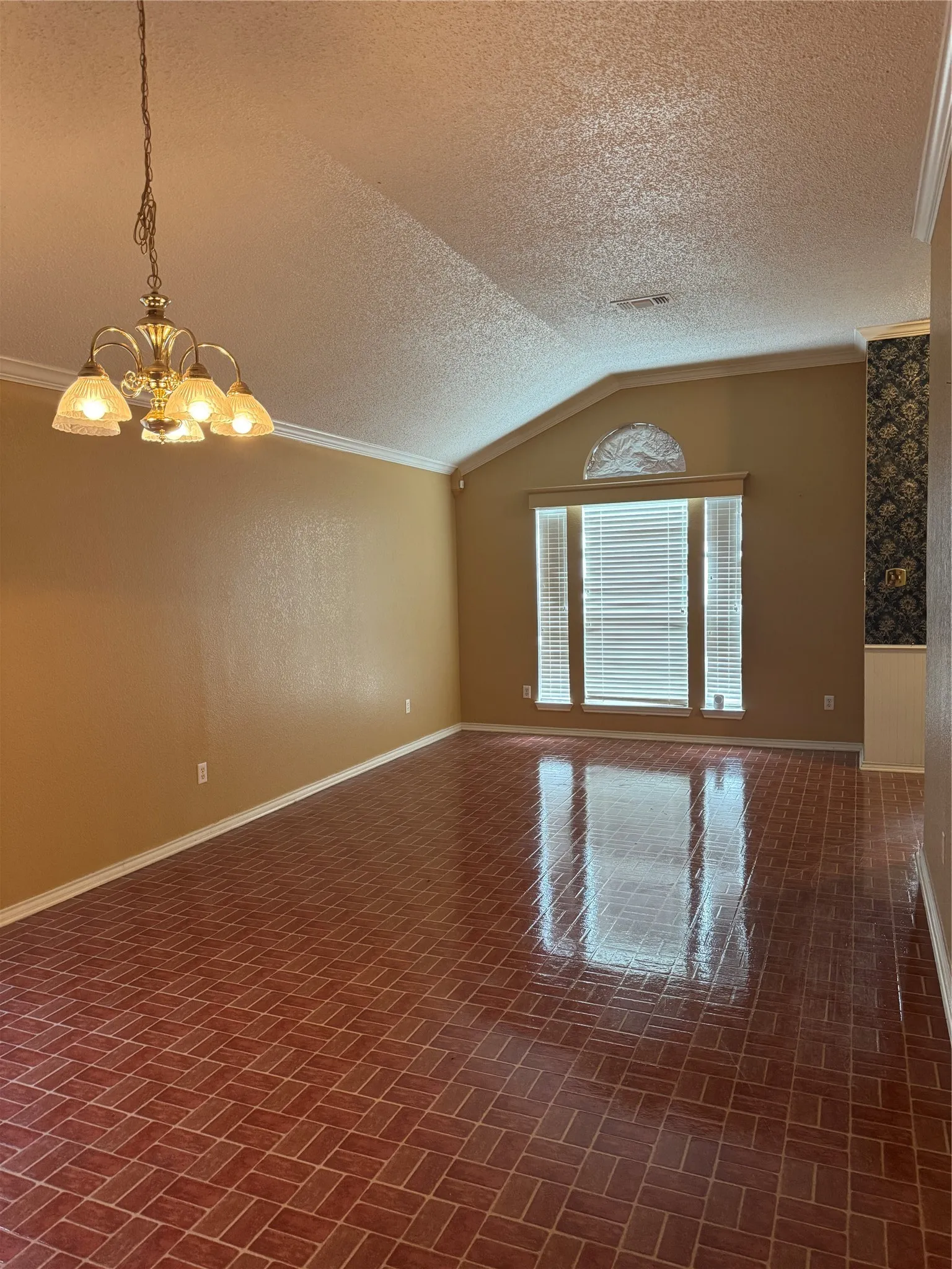 Single Family Residence For Sale in Tarrant County , 7309 Nohl Ranch Road, Fort Worth, Texas 76133, 3 Bedroom, 2 Bathroom, 2 Garage spaces, 1,903 Sqft, built in 1998, mls#21363524, Real Estate Agent in Fort Worth, Homes For Sale in Tarrant county, Homes For Sale in Fort Worth, Realtor in Fort Worth Texas, Real Estate Brokerage Independent Realty Texas, Luminita Cordes Realtor