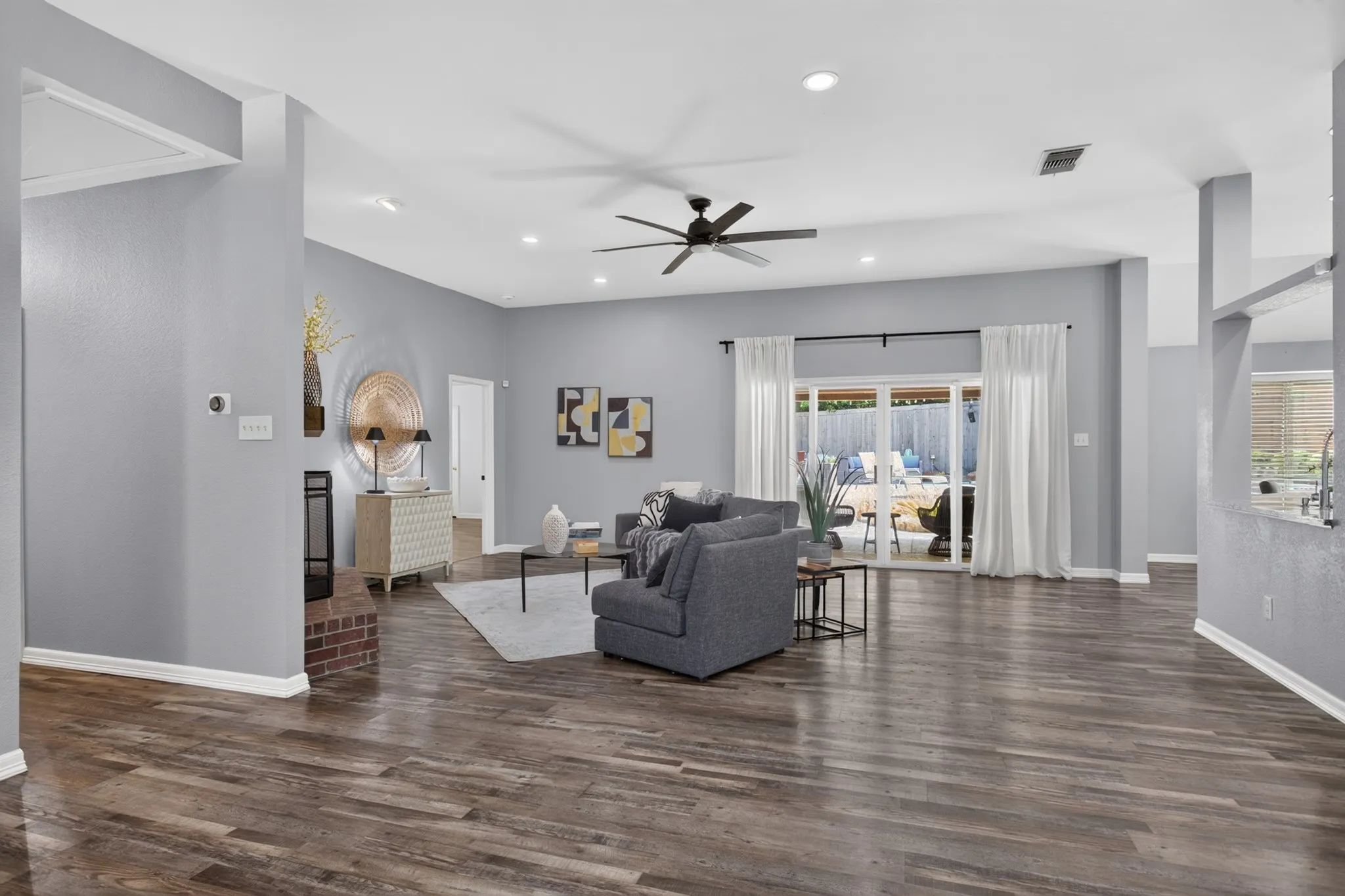 Single Family Residence For Sale in Rockwall County , 987 Midnight Pass, Rockwall, Texas 75087, 4 Bedroom, 2 Bathroom, 2 Garage spaces, 2,289 Sqft, built in 1998, mls#21336279, Real Estate Agent in Rockwall, Homes For Sale in Rockwall county, Homes For Sale in Rockwall, Realtor in Rockwall Texas, Real Estate Brokerage Independent Realty Texas, Luminita Cordes Realtor