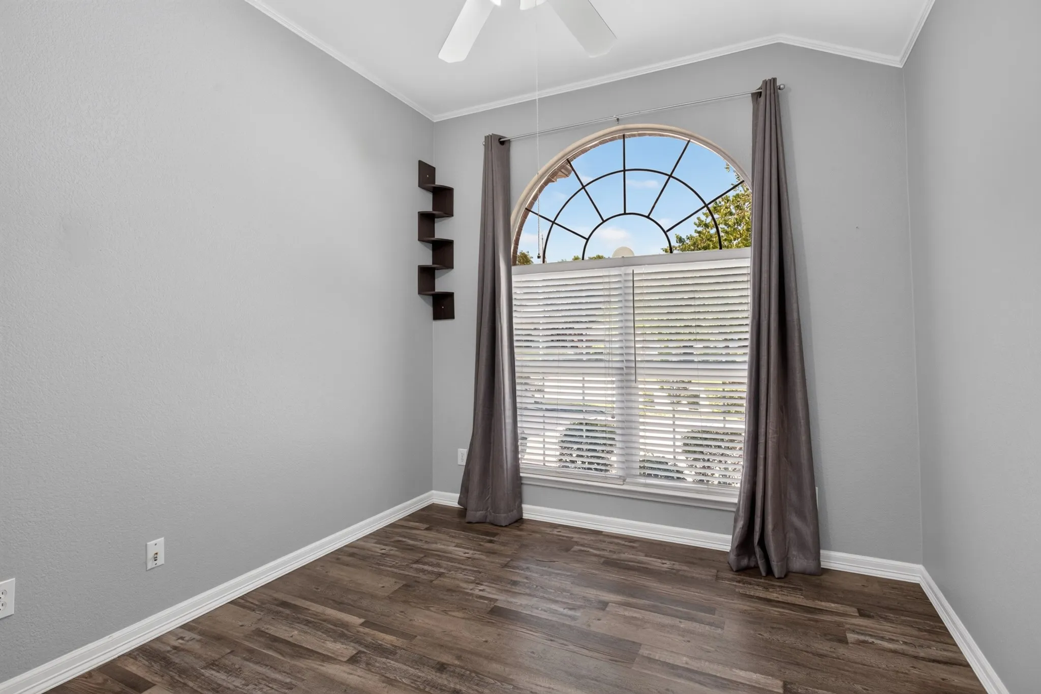 Single Family Residence For Sale in Rockwall County , 987 Midnight Pass, Rockwall, Texas 75087, 4 Bedroom, 2 Bathroom, 2 Garage spaces, 2,289 Sqft, built in 1998, mls#21336279, Real Estate Agent in Rockwall, Homes For Sale in Rockwall county, Homes For Sale in Rockwall, Realtor in Rockwall Texas, Real Estate Brokerage Independent Realty Texas, Luminita Cordes Realtor