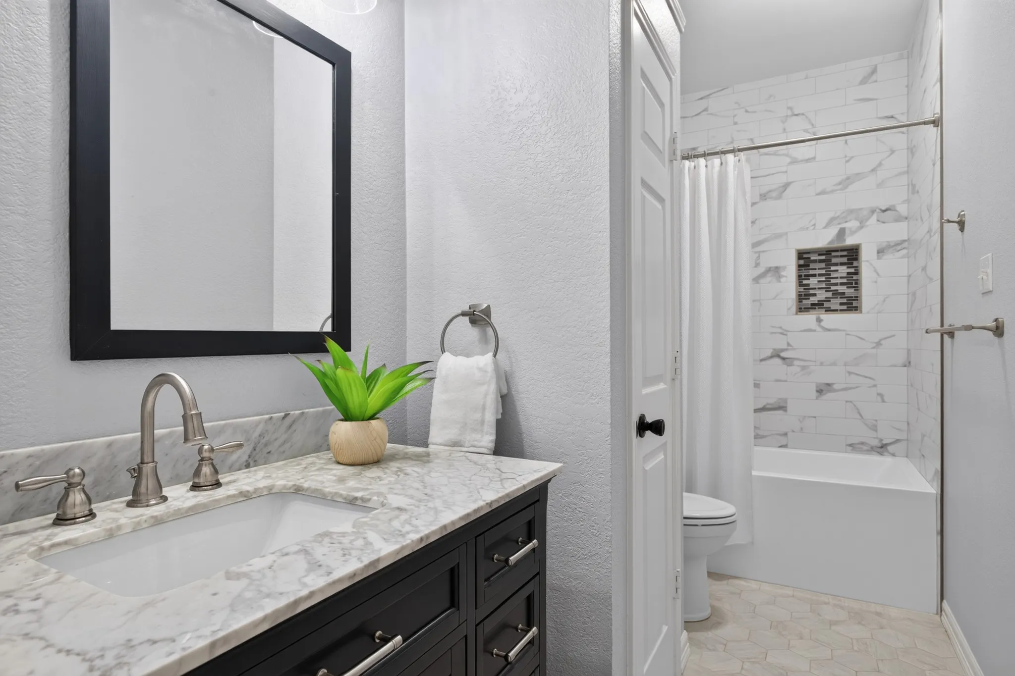 Single Family Residence For Sale in Rockwall County , 987 Midnight Pass, Rockwall, Texas 75087, 4 Bedroom, 2 Bathroom, 2 Garage spaces, 2,289 Sqft, built in 1998, mls#21336279, Real Estate Agent in Rockwall, Homes For Sale in Rockwall county, Homes For Sale in Rockwall, Realtor in Rockwall Texas, Real Estate Brokerage Independent Realty Texas, Luminita Cordes Realtor