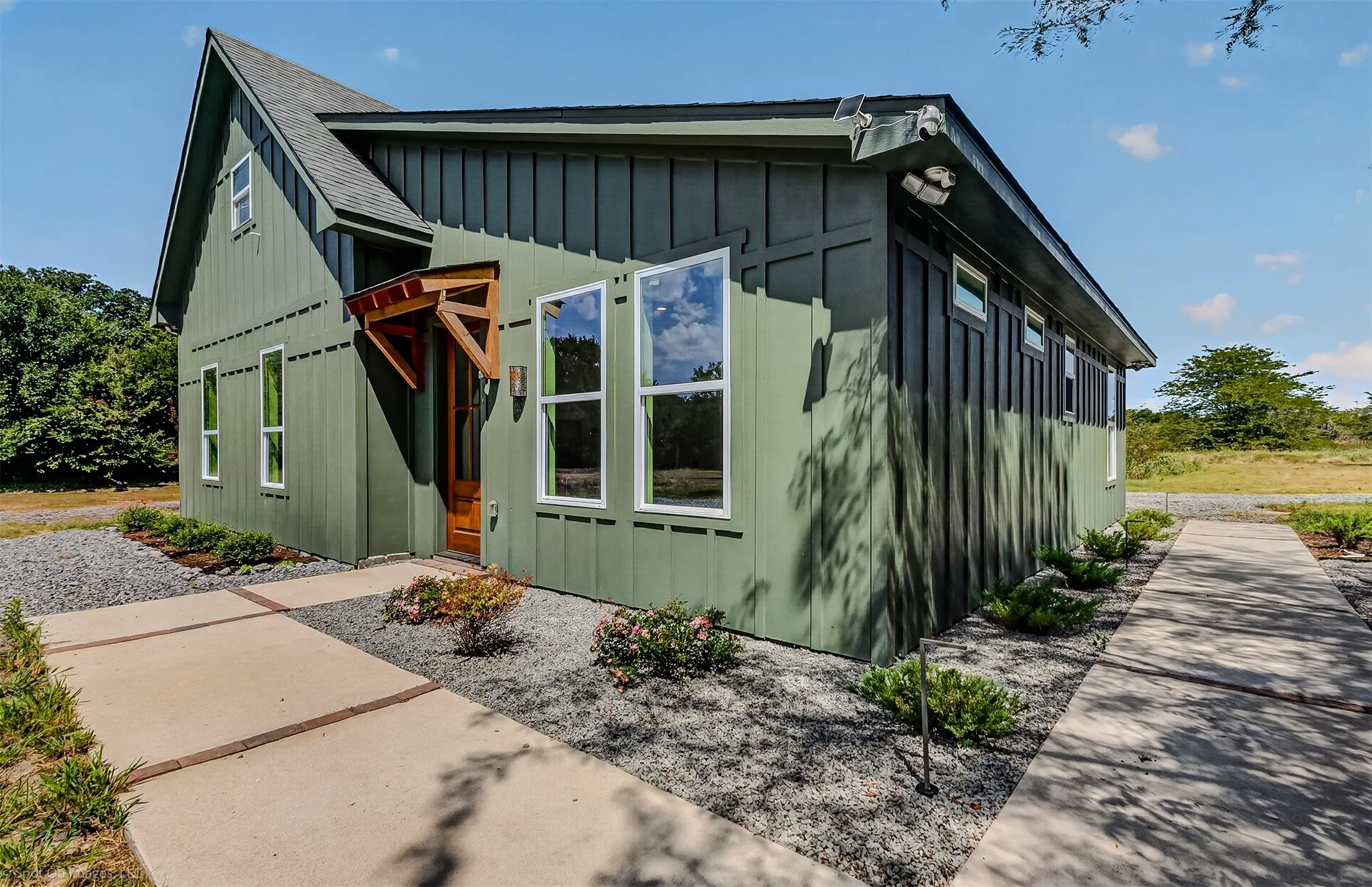 Circle drive up to custom 2 bed 2 bath home