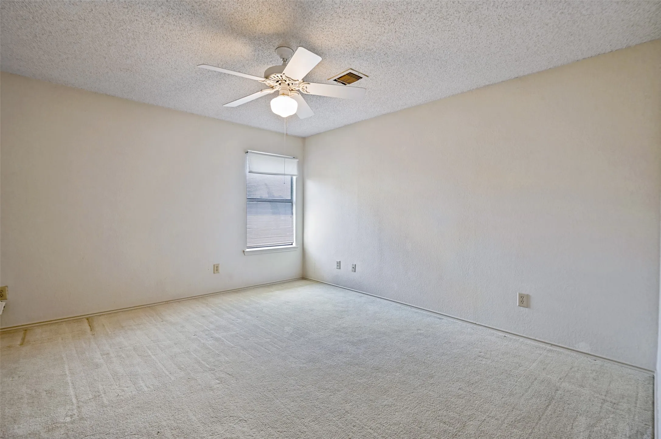 Light-toned wall finishes