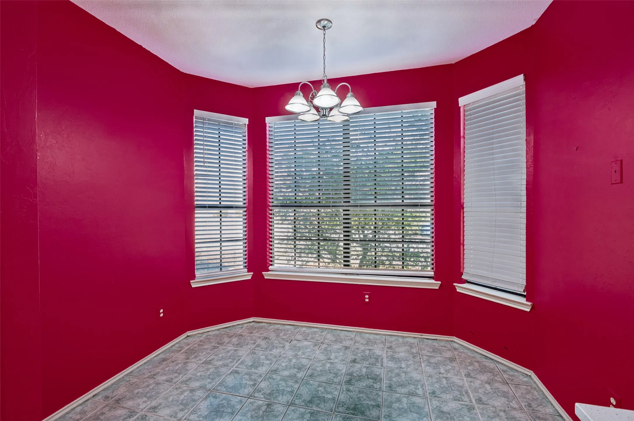 Bay window with three window panels, complete with blinds