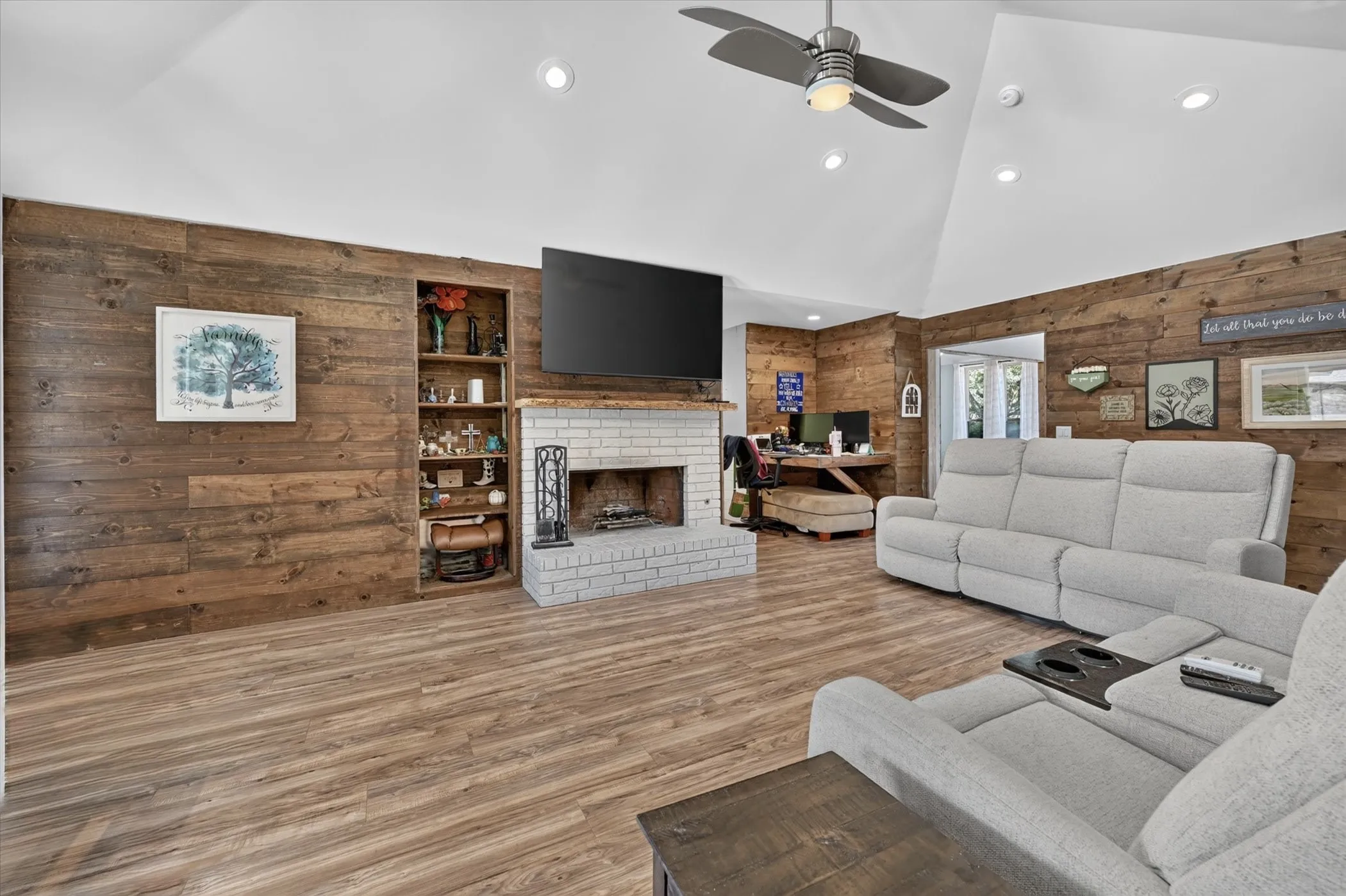 Single Family Residence For Sale in Collin County , 802 Green Brook Drive, Allen, Texas 75002, 3 Bedroom, 2 Bathroom, 2 Garage spaces, 1,999 Sqft, built in 1982, mls#21363527, Real Estate Agent in Allen, Homes For Sale in Collin county, Homes For Sale in Allen, Realtor in Allen Texas, Real Estate Brokerage Independent Realty Texas, Luminita Cordes Realtor