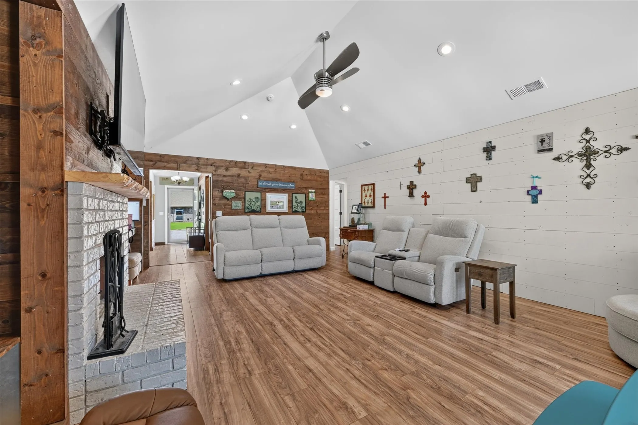 Single Family Residence For Sale in Collin County , 802 Green Brook Drive, Allen, Texas 75002, 3 Bedroom, 2 Bathroom, 2 Garage spaces, 1,999 Sqft, built in 1982, mls#21363527, Real Estate Agent in Allen, Homes For Sale in Collin county, Homes For Sale in Allen, Realtor in Allen Texas, Real Estate Brokerage Independent Realty Texas, Luminita Cordes Realtor
