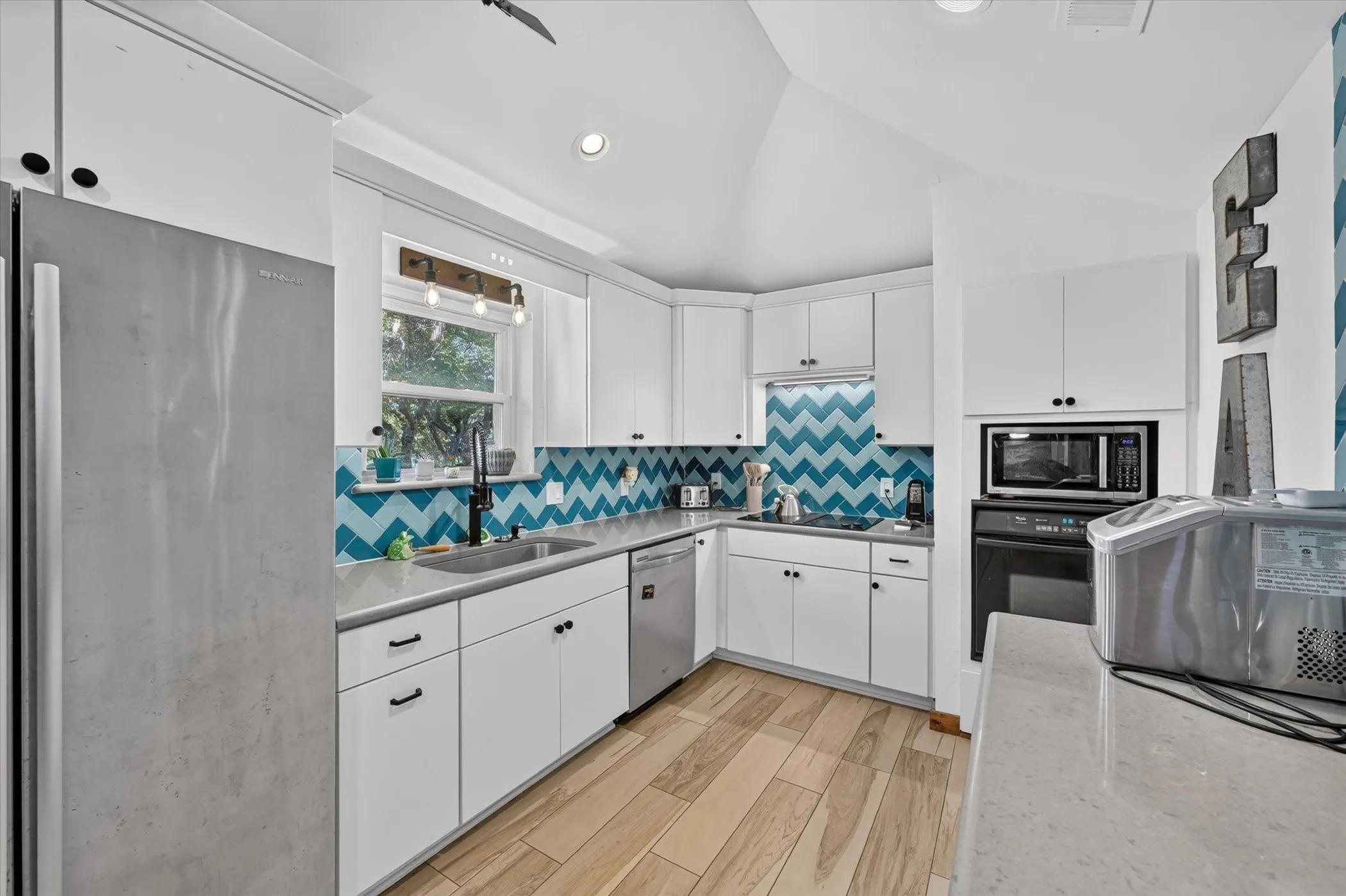 Single Family Residence For Sale in Collin County , 802 Green Brook Drive, Allen, Texas 75002, 3 Bedroom, 2 Bathroom, 2 Garage spaces, 1,999 Sqft, built in 1982, mls#21363527, Real Estate Agent in Allen, Homes For Sale in Collin county, Homes For Sale in Allen, Realtor in Allen Texas, Real Estate Brokerage Independent Realty Texas, Luminita Cordes Realtor