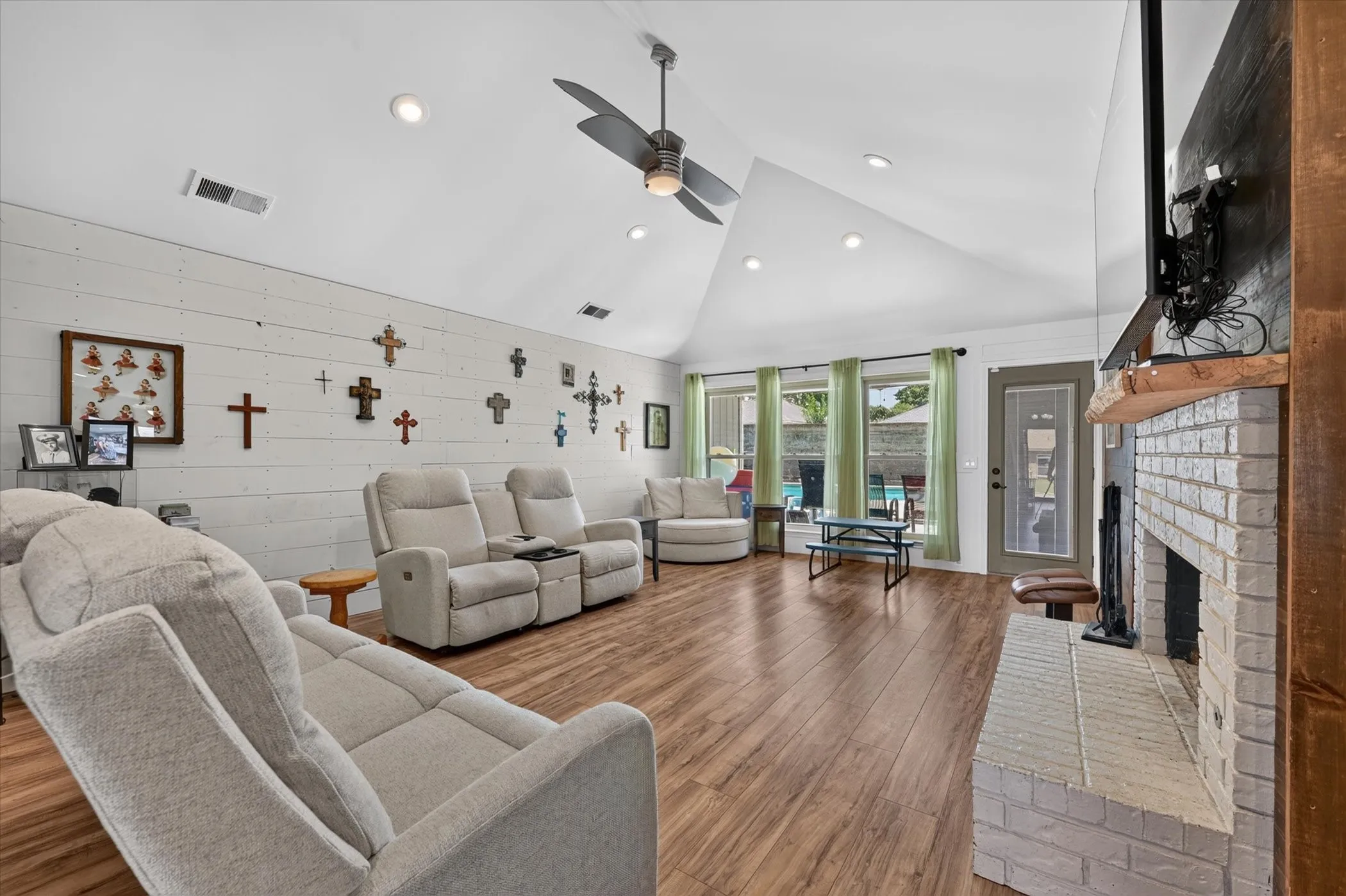 Single Family Residence For Sale in Collin County , 802 Green Brook Drive, Allen, Texas 75002, 3 Bedroom, 2 Bathroom, 2 Garage spaces, 1,999 Sqft, built in 1982, mls#21363527, Real Estate Agent in Allen, Homes For Sale in Collin county, Homes For Sale in Allen, Realtor in Allen Texas, Real Estate Brokerage Independent Realty Texas, Luminita Cordes Realtor