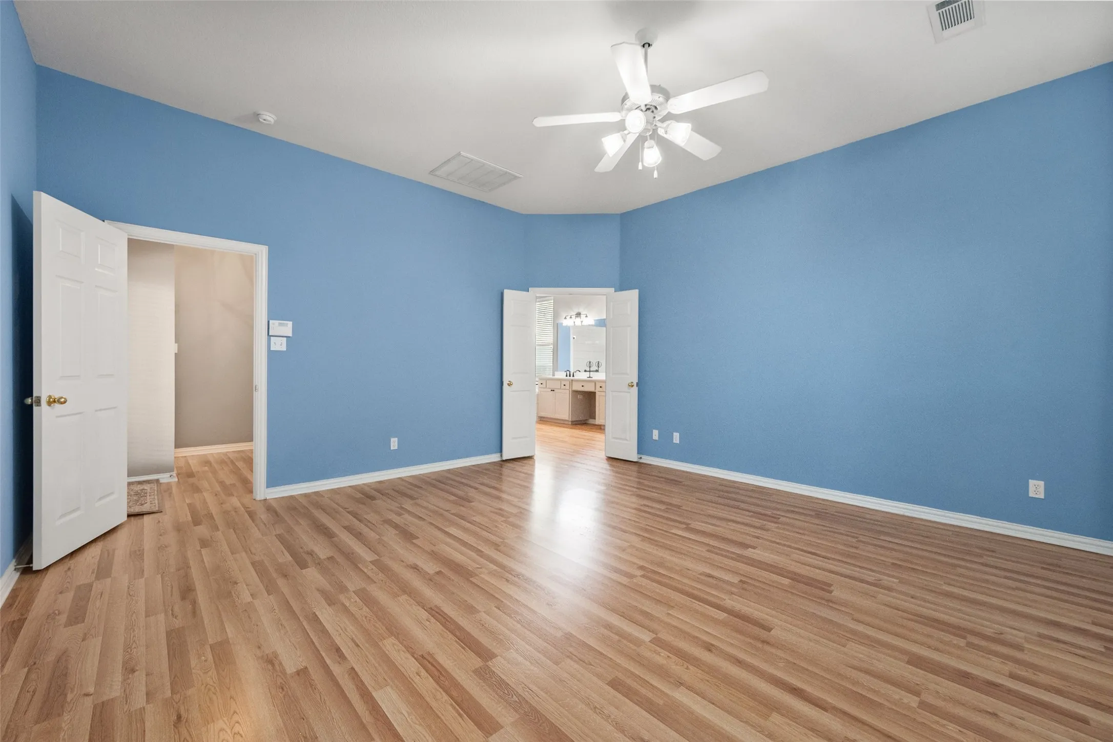 Single Family Residence For Sale in Tarrant County , 2405 Moon Dance Court, Arlington, Texas 76001, 4 Bedroom, 4 Bathroom, 2 Garage spaces, 3,458 Sqft, built in 2002, mls#21362491, Real Estate Agent in Arlington, Homes For Sale in Tarrant county, Homes For Sale in Arlington, Realtor in Arlington Texas, Real Estate Brokerage Independent Realty Texas, Luminita Cordes Realtor