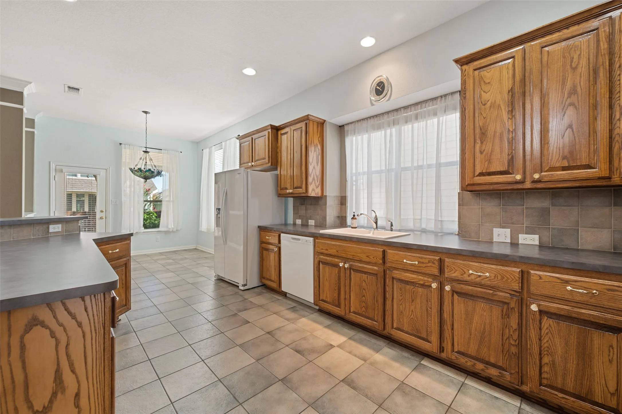 Single Family Residence For Sale in Tarrant County , 2405 Moon Dance Court, Arlington, Texas 76001, 4 Bedroom, 4 Bathroom, 2 Garage spaces, 3,458 Sqft, built in 2002, mls#21362491, Real Estate Agent in Arlington, Homes For Sale in Tarrant county, Homes For Sale in Arlington, Realtor in Arlington Texas, Real Estate Brokerage Independent Realty Texas, Luminita Cordes Realtor