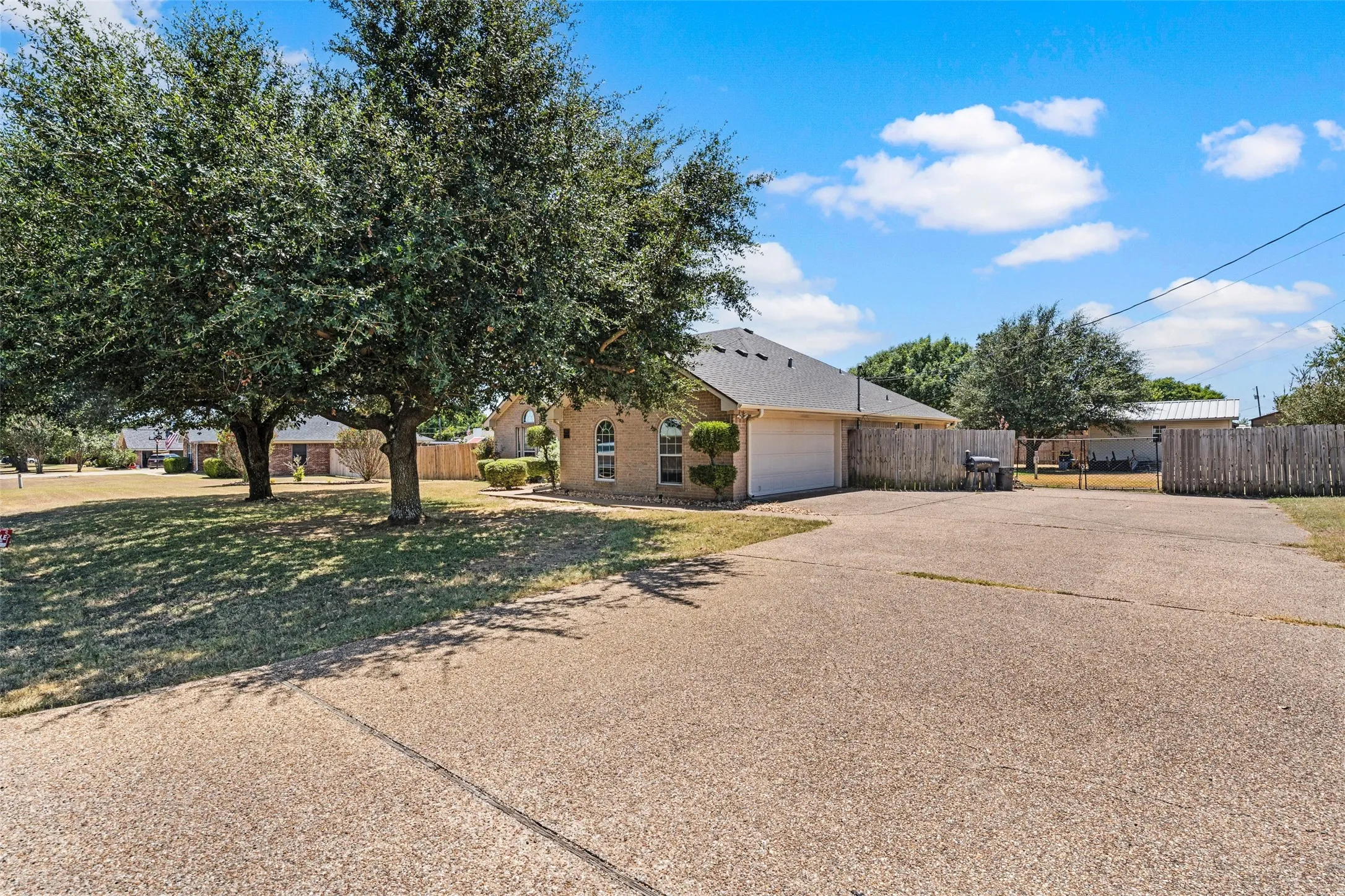 Single Family Residence For Sale in Mc Lennan County , 643 Woodard Lane, Bruceville Eddy, Texas 76630, 3 Bedroom, 2 Bathroom, 2 Garage spaces, 1,707 Sqft, built in 2005, mls#21363032, Real Estate Agent in Bruceville Eddy, Homes For Sale in Mc Lennan county, Homes For Sale in Bruceville Eddy, Realtor in Bruceville Eddy Texas, Real Estate Brokerage Independent Realty Texas, Luminita Cordes Realtor