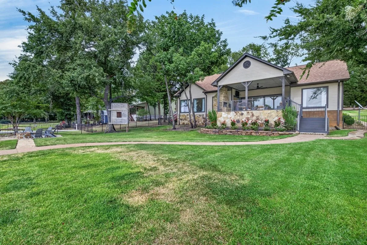 Single Family Residence For Sale in Henderson County , 7065 Layman Drive, Eustace, Texas 75124, 4 Bedroom, 4 Bathroom, 2 Garage spaces, 2,205 Sqft, built in 2008, mls#21363560, Real Estate Agent in Eustace, Homes For Sale in Henderson county, Homes For Sale in Eustace, Realtor in Eustace Texas, Real Estate Brokerage Independent Realty Texas, Luminita Cordes Realtor