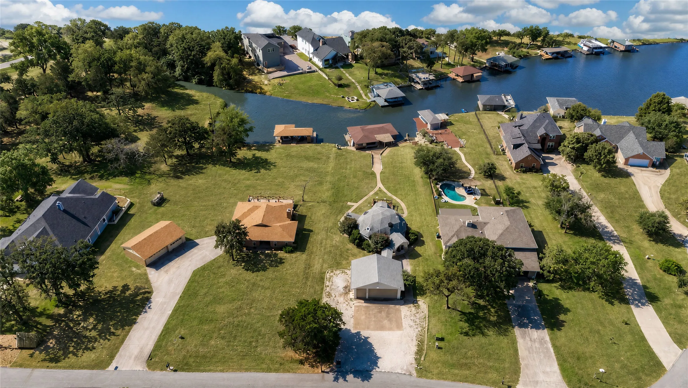 Single Family Residence For Sale in Cooke County , 114 Seminole Drive, Gainesville, Texas 76240, 2 Bedroom, 2 Bathroom, 3 Garage spaces, 1,257 Sqft, built in 1983, Price $679,000, mls#21363260, Real Estate Agent in Gainesville, Homes For Sale in Cooke county, Homes For Sale in Gainesville, Realtor in Gainesville Texas, Real Estate Brokerage Independent Realty Texas, Luminita Cordes Realtor