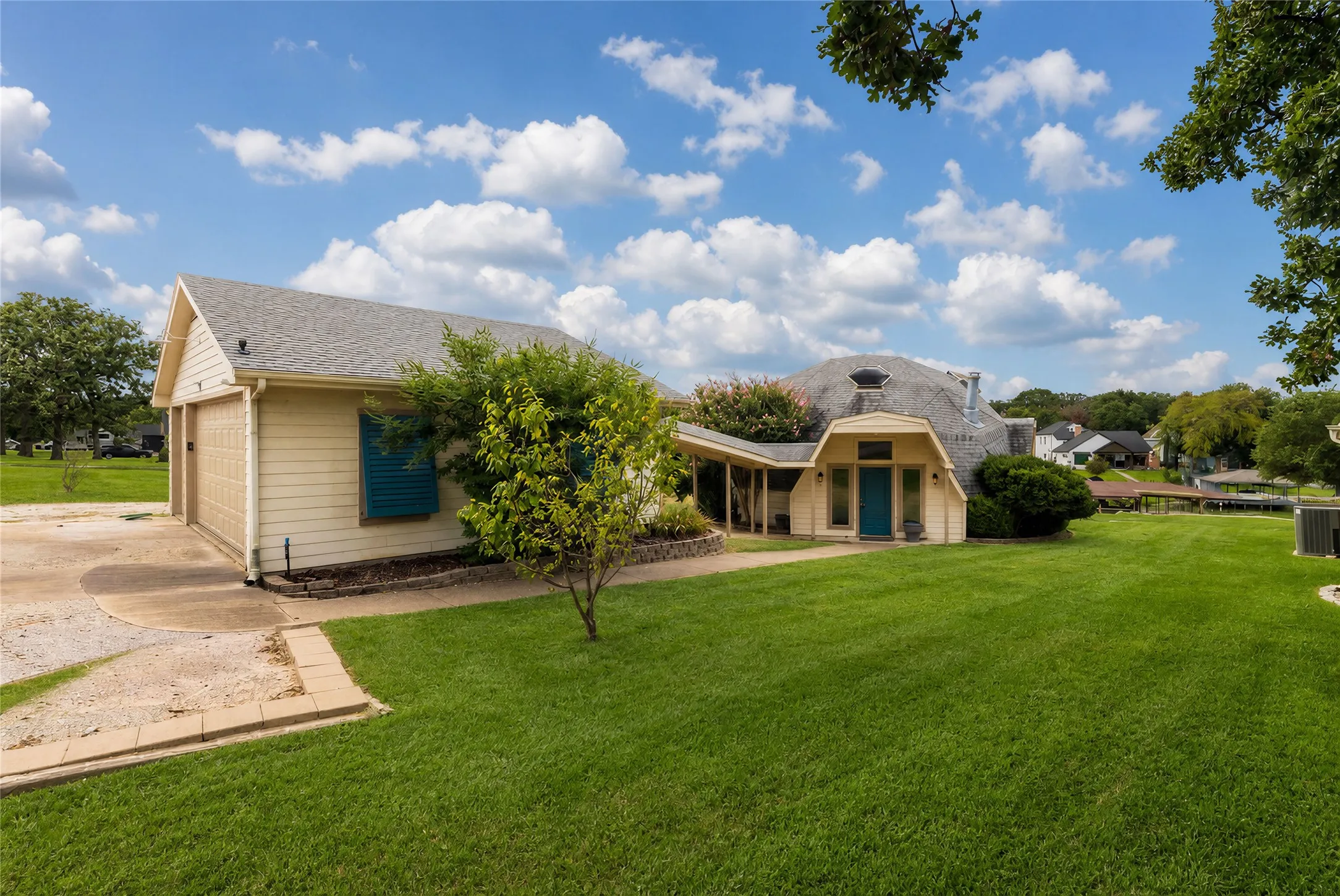 Single Family Residence For Sale in Cooke County , 114 Seminole Drive, Gainesville, Texas 76240, 2 Bedroom, 2 Bathroom, 3 Garage spaces, 1,257 Sqft, built in 1983, Price $679,000, mls#21363260, Real Estate Agent in Gainesville, Homes For Sale in Cooke county, Homes For Sale in Gainesville, Realtor in Gainesville Texas, Real Estate Brokerage Independent Realty Texas, Luminita Cordes Realtor