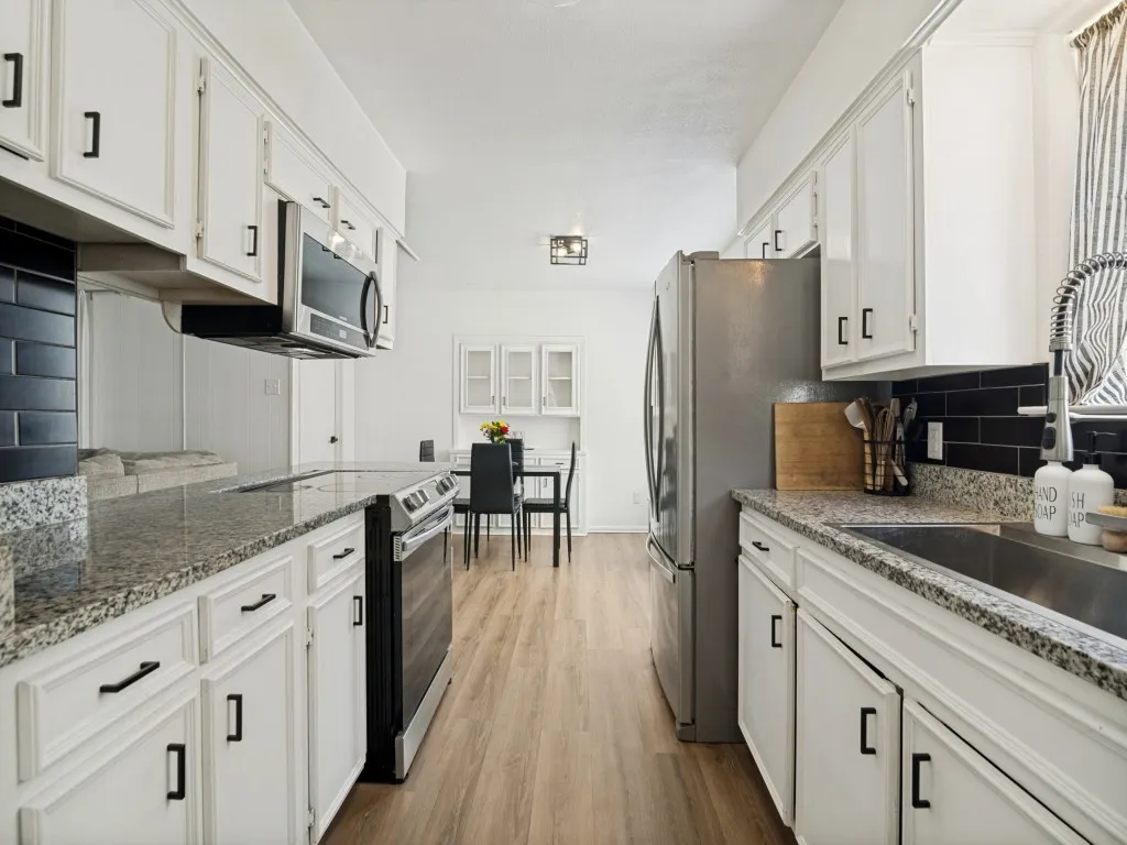 View of the kitchen towards the breakfast area.