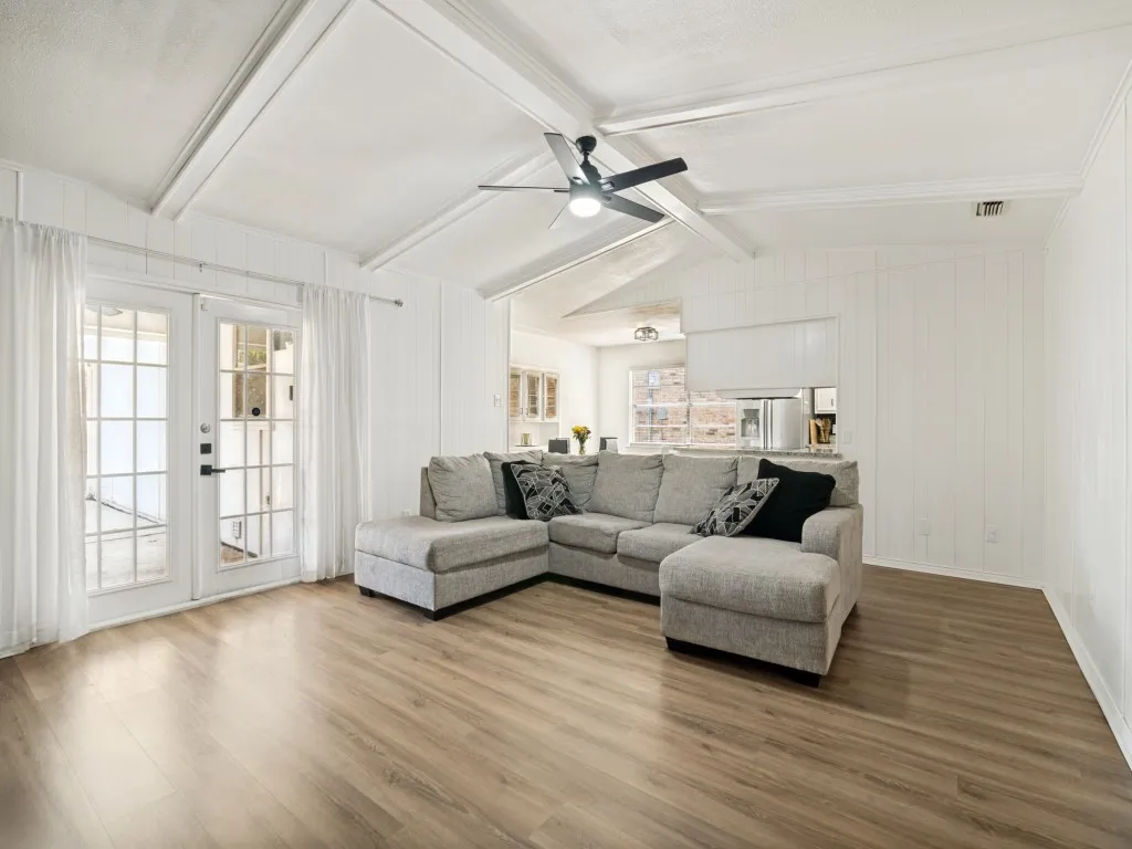 Second look at the main living area.