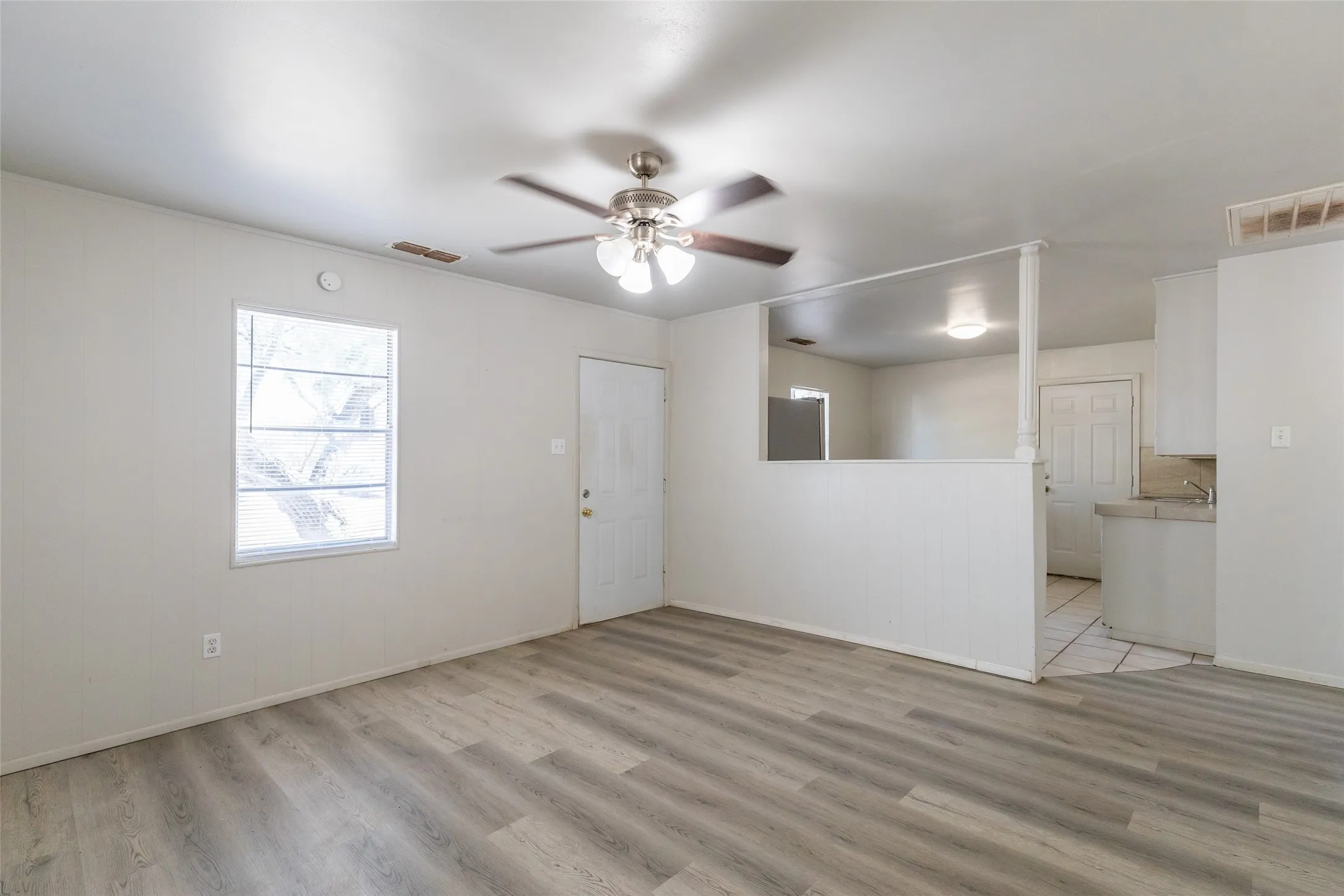 Single Family Residence For Sale in Taylor County , 3126 S 4th Street, Abilene, Texas 79605, 2 Bedroom, 1 Bathroom, 1 Garage spaces, 810 Sqft, built in 1962, mls#21350345, Real Estate Agent in Abilene, Homes For Sale in Taylor county, Homes For Sale in Abilene, Realtor in Abilene Texas, Real Estate Brokerage Independent Realty Texas, Luminita Cordes Realtor