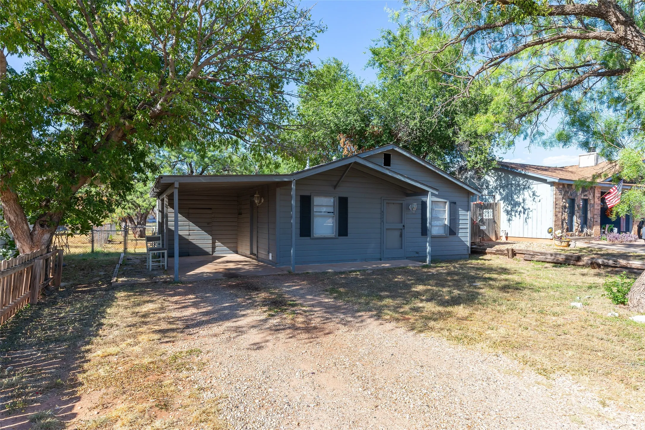 Single Family Residence For Sale in Taylor County , 3126 S 4th Street, Abilene, Texas 79605, 2 Bedroom, 1 Bathroom, 1 Garage spaces, 810 Sqft, built in 1962, mls#21350345, Real Estate Agent in Abilene, Homes For Sale in Taylor county, Homes For Sale in Abilene, Realtor in Abilene Texas, Real Estate Brokerage Independent Realty Texas, Luminita Cordes Realtor