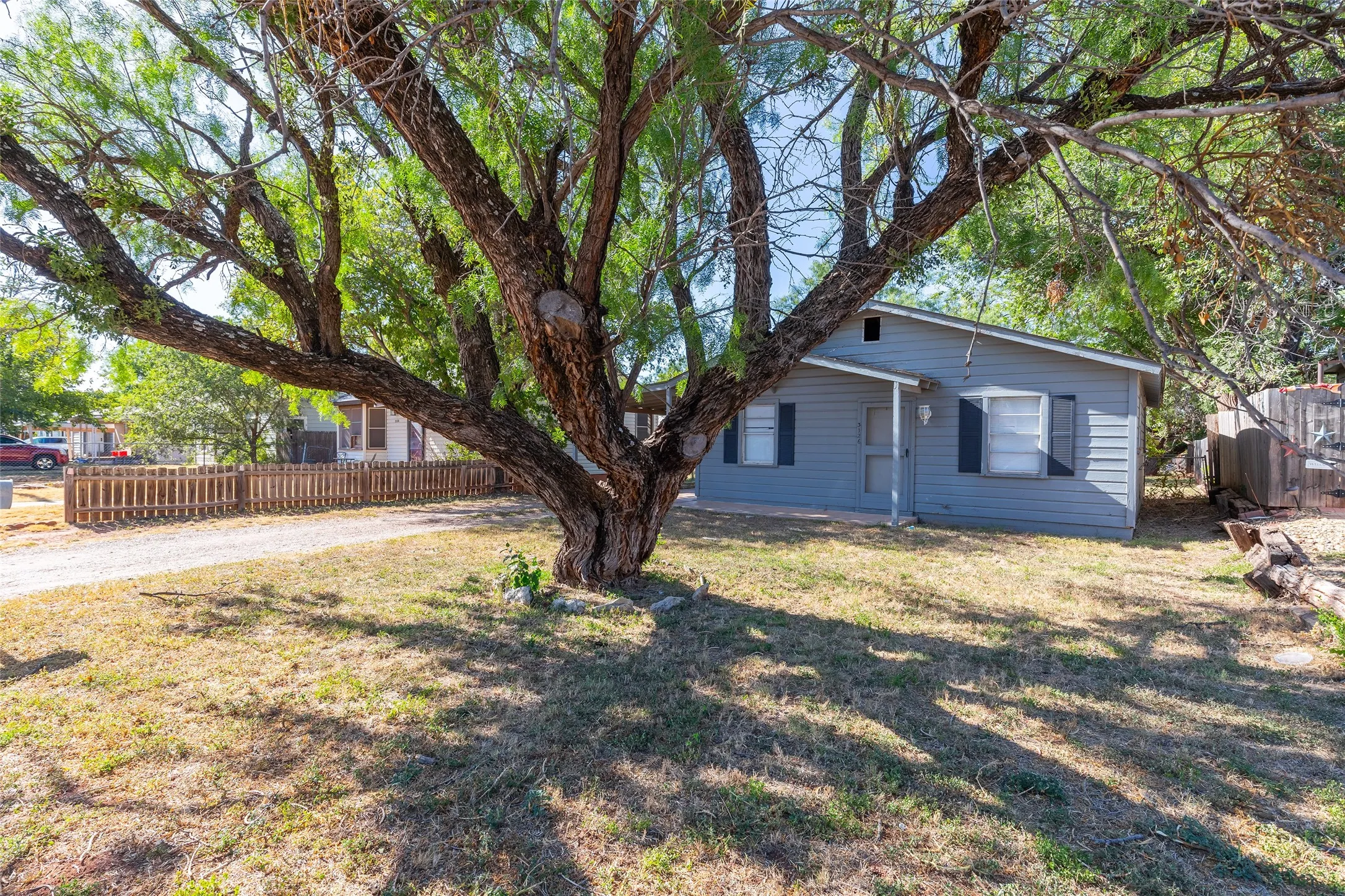Single Family Residence For Sale in Taylor County , 3126 S 4th Street, Abilene, Texas 79605, 2 Bedroom, 1 Bathroom, 1 Garage spaces, 810 Sqft, built in 1962, mls#21350345, Real Estate Agent in Abilene, Homes For Sale in Taylor county, Homes For Sale in Abilene, Realtor in Abilene Texas, Real Estate Brokerage Independent Realty Texas, Luminita Cordes Realtor