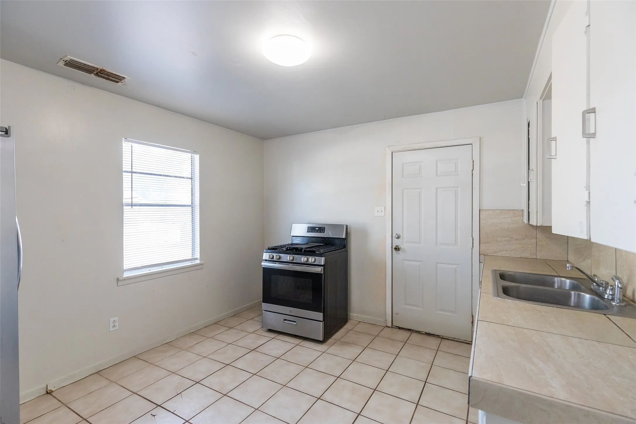 Single Family Residence For Sale in Taylor County , 3126 S 4th Street, Abilene, Texas 79605, 2 Bedroom, 1 Bathroom, 1 Garage spaces, 810 Sqft, built in 1962, mls#21350345, Real Estate Agent in Abilene, Homes For Sale in Taylor county, Homes For Sale in Abilene, Realtor in Abilene Texas, Real Estate Brokerage Independent Realty Texas, Luminita Cordes Realtor