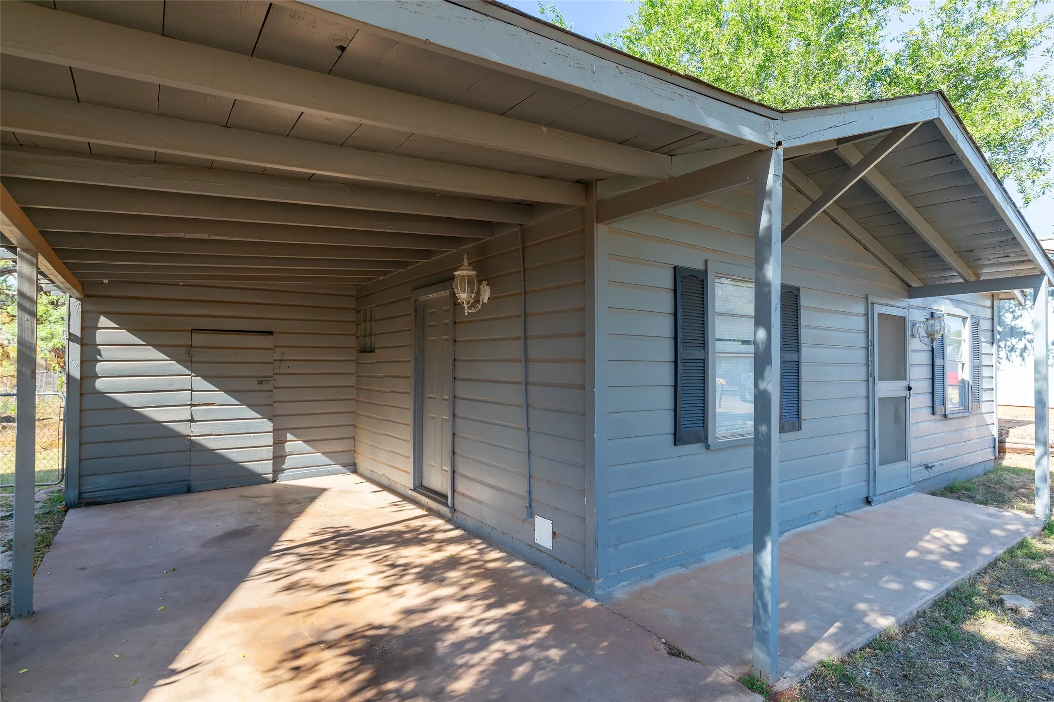 Single Family Residence For Sale in Taylor County , 3126 S 4th Street, Abilene, Texas 79605, 2 Bedroom, 1 Bathroom, 1 Garage spaces, 810 Sqft, built in 1962, mls#21350345, Real Estate Agent in Abilene, Homes For Sale in Taylor county, Homes For Sale in Abilene, Realtor in Abilene Texas, Real Estate Brokerage Independent Realty Texas, Luminita Cordes Realtor