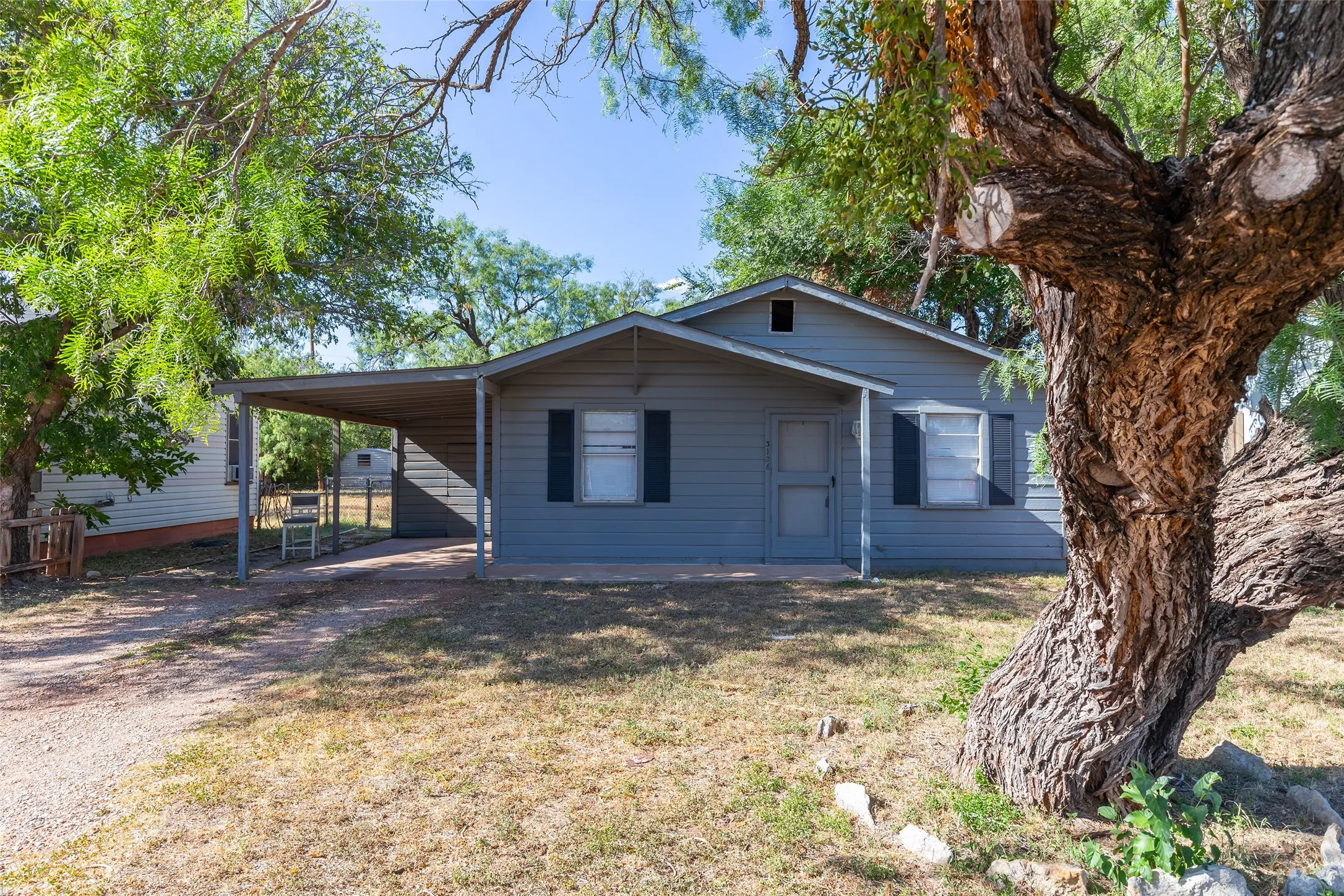 Single Family Residence For Sale in Taylor County , 3126 S 4th Street, Abilene, Texas 79605, 2 Bedroom, 1 Bathroom, 1 Garage spaces, 810 Sqft, built in 1962, mls#21350345, Real Estate Agent in Abilene, Homes For Sale in Taylor county, Homes For Sale in Abilene, Realtor in Abilene Texas, Real Estate Brokerage Independent Realty Texas, Luminita Cordes Realtor