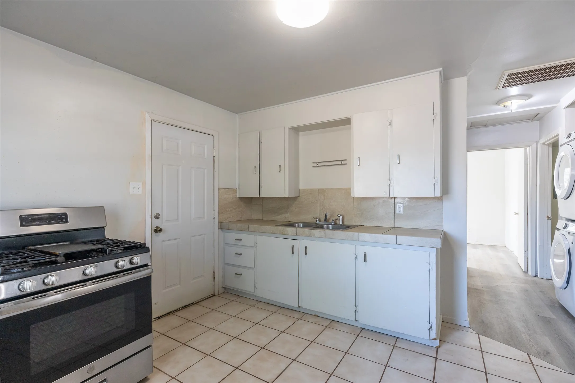 Single Family Residence For Sale in Taylor County , 3126 S 4th Street, Abilene, Texas 79605, 2 Bedroom, 1 Bathroom, 1 Garage spaces, 810 Sqft, built in 1962, mls#21350345, Real Estate Agent in Abilene, Homes For Sale in Taylor county, Homes For Sale in Abilene, Realtor in Abilene Texas, Real Estate Brokerage Independent Realty Texas, Luminita Cordes Realtor