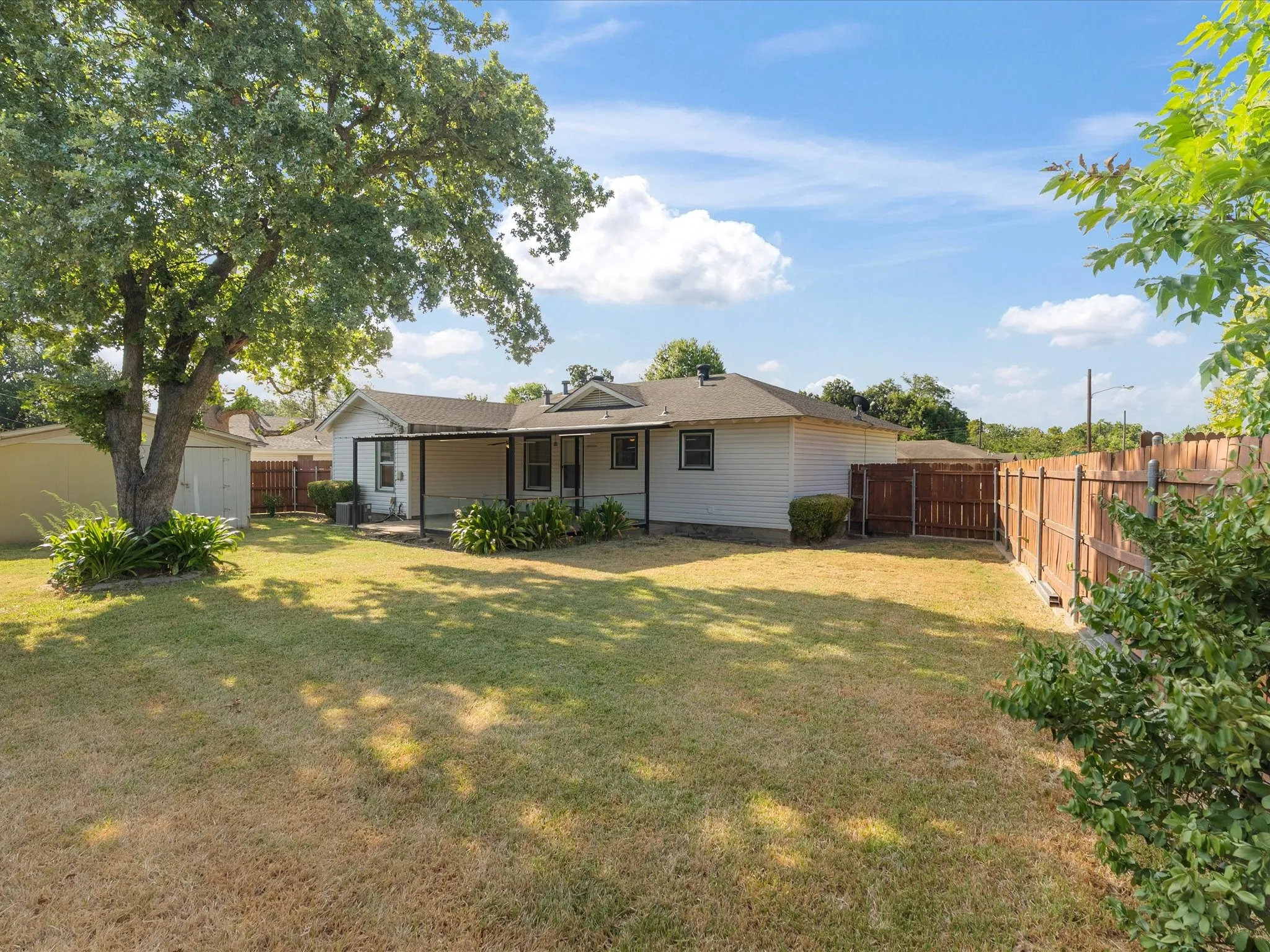 Single Family Residence For Sale in Dallas County , 8133 Cavalier Circle, Dallas, Texas 75227, 3 Bedroom, 2 Bathroom, Garage spaces, 1,403 Sqft, built in 1957, mls#21363551, Real Estate Agent in Dallas, Homes For Sale in Dallas county, Homes For Sale in Dallas, Realtor in Dallas Texas, Real Estate Brokerage Independent Realty Texas, Luminita Cordes Realtor