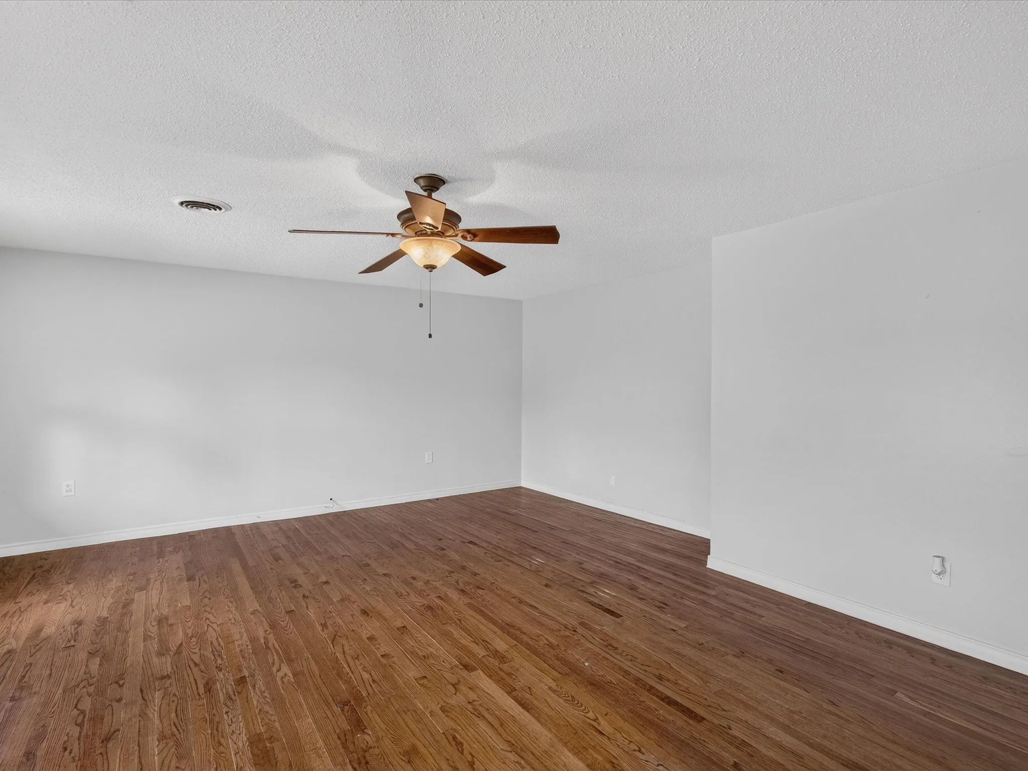 Single Family Residence For Sale in Dallas County , 8133 Cavalier Circle, Dallas, Texas 75227, 3 Bedroom, 2 Bathroom, Garage spaces, 1,403 Sqft, built in 1957, mls#21363551, Real Estate Agent in Dallas, Homes For Sale in Dallas county, Homes For Sale in Dallas, Realtor in Dallas Texas, Real Estate Brokerage Independent Realty Texas, Luminita Cordes Realtor