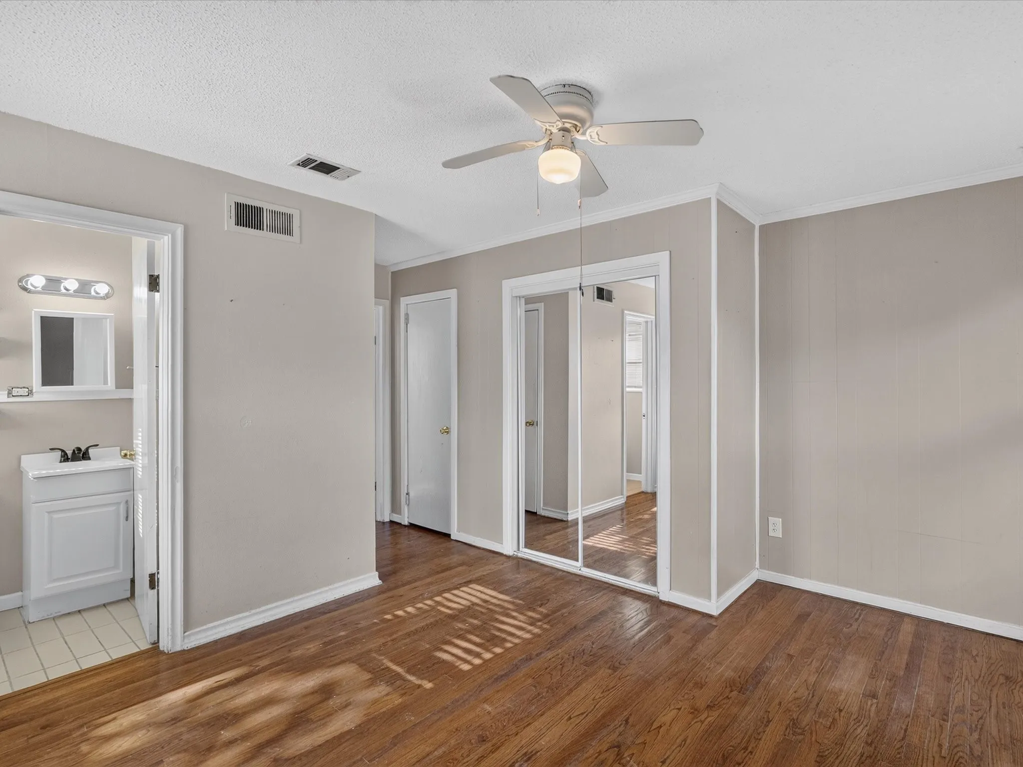 Single Family Residence For Sale in Dallas County , 8133 Cavalier Circle, Dallas, Texas 75227, 3 Bedroom, 2 Bathroom, Garage spaces, 1,403 Sqft, built in 1957, mls#21363551, Real Estate Agent in Dallas, Homes For Sale in Dallas county, Homes For Sale in Dallas, Realtor in Dallas Texas, Real Estate Brokerage Independent Realty Texas, Luminita Cordes Realtor