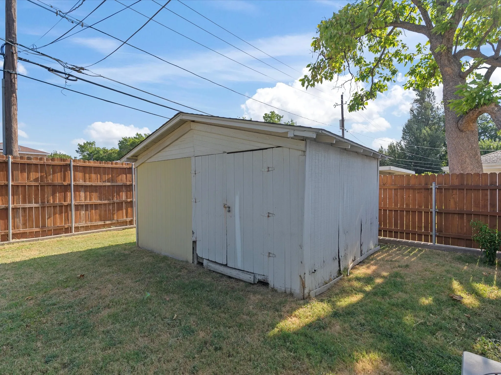Single Family Residence For Sale in Dallas County , 8133 Cavalier Circle, Dallas, Texas 75227, 3 Bedroom, 2 Bathroom, Garage spaces, 1,403 Sqft, built in 1957, mls#21363551, Real Estate Agent in Dallas, Homes For Sale in Dallas county, Homes For Sale in Dallas, Realtor in Dallas Texas, Real Estate Brokerage Independent Realty Texas, Luminita Cordes Realtor